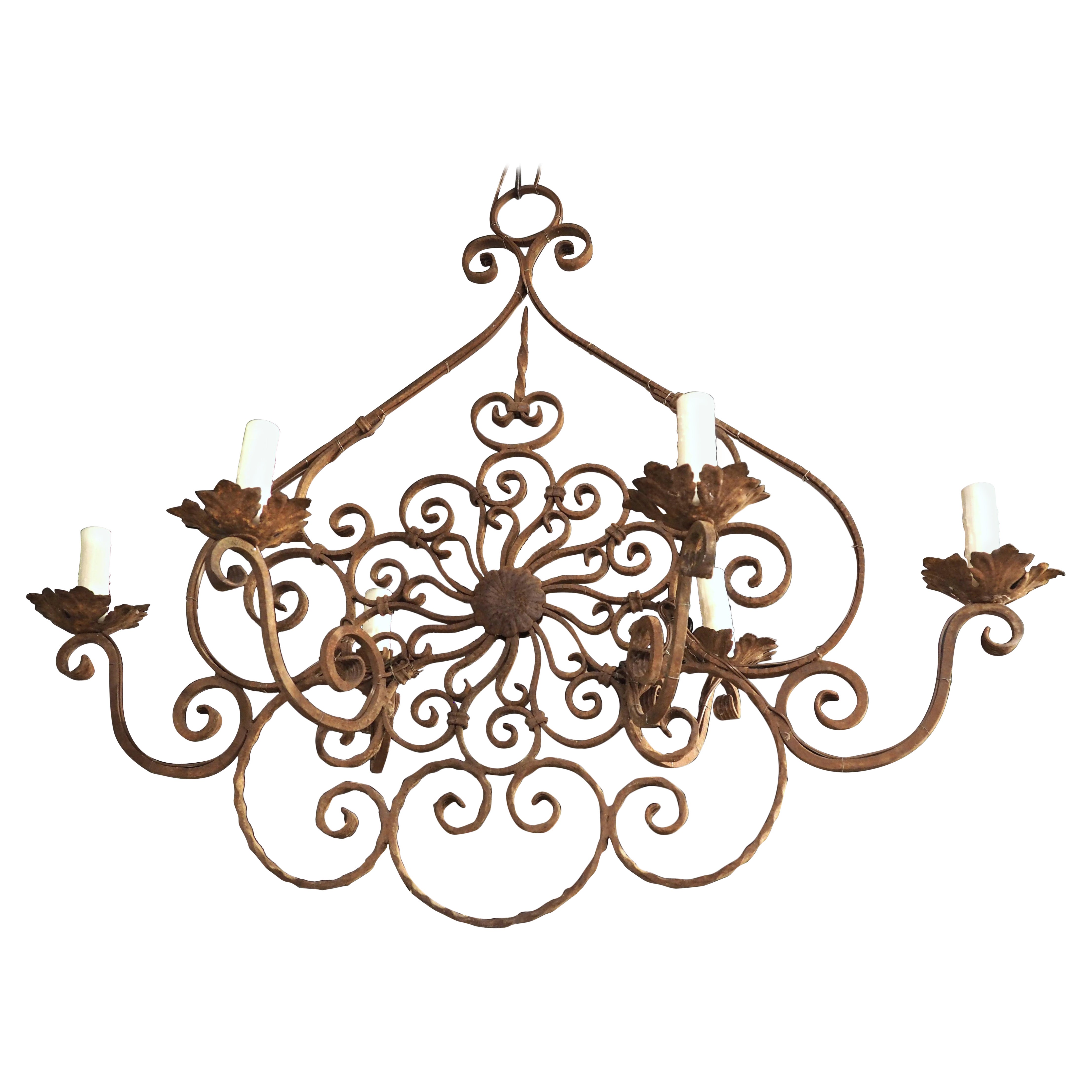 Lampadario a 6 luci in ferro battuto e scrollato francese del XX secolo, L-51 pollici