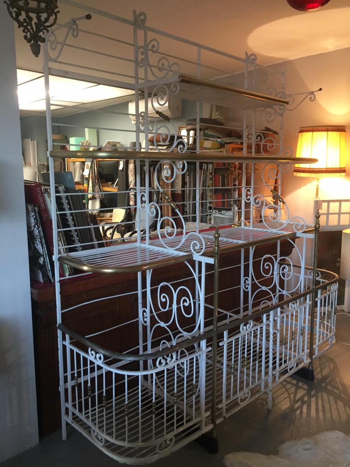 Beautiful 20th century French wrought iron and gilded brass baker's rack from the 1920s.
Used to present the bread. Very nice wrought iron. Exceptional quality. Not removable.