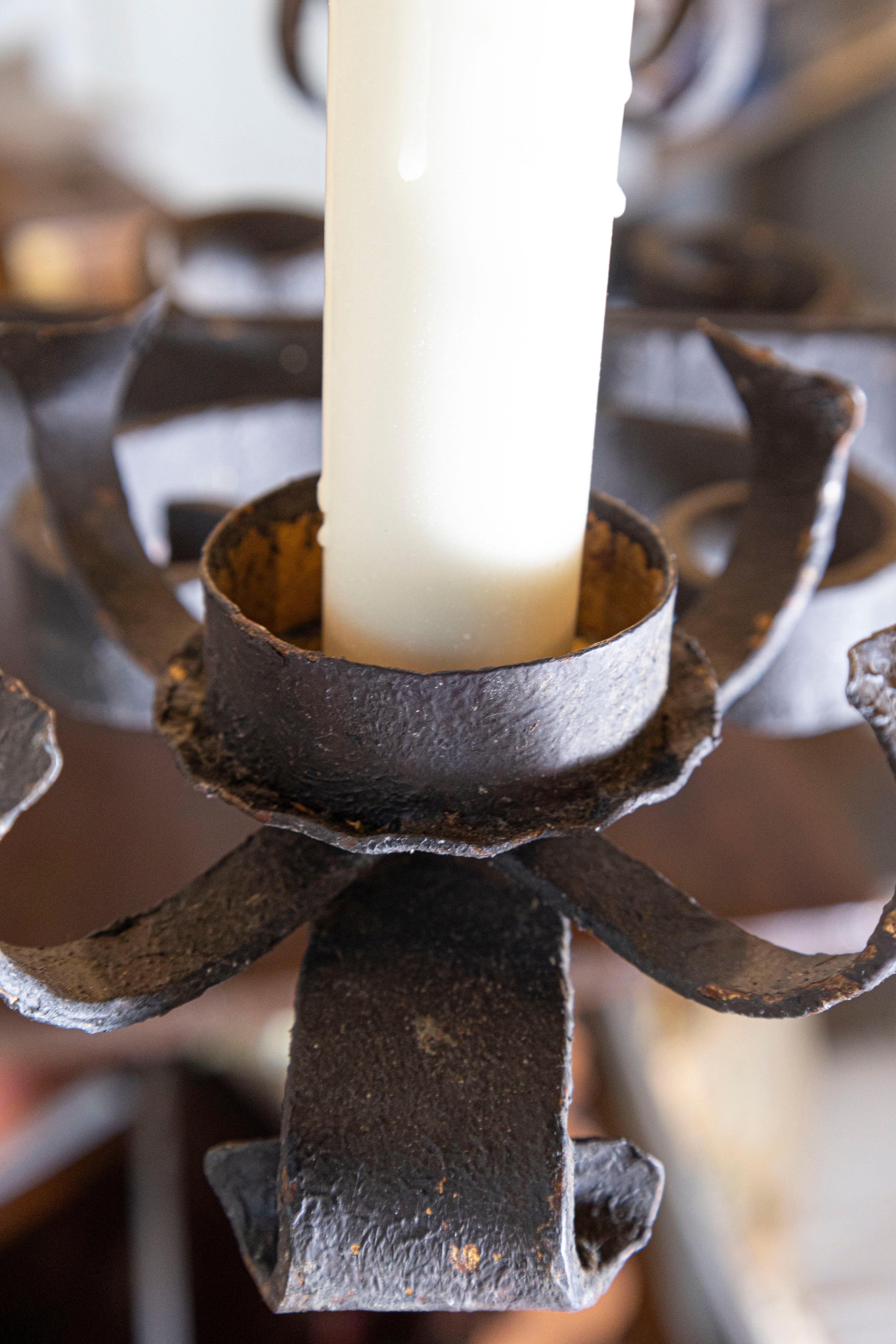 Lampadario in ferro battuto francese del XX secolo in vendita 4