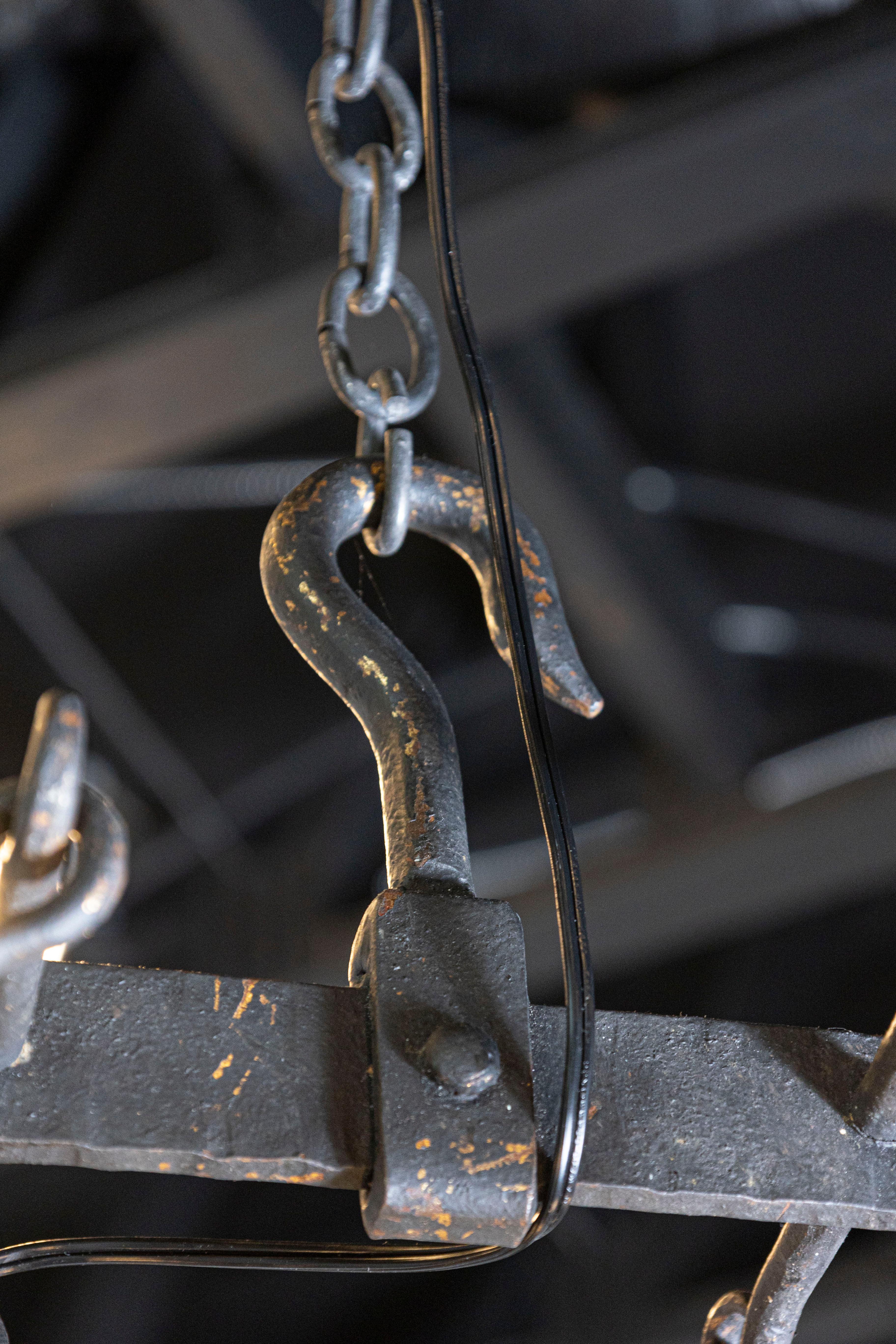 Lampadario in ferro battuto francese del XX secolo in vendita 5