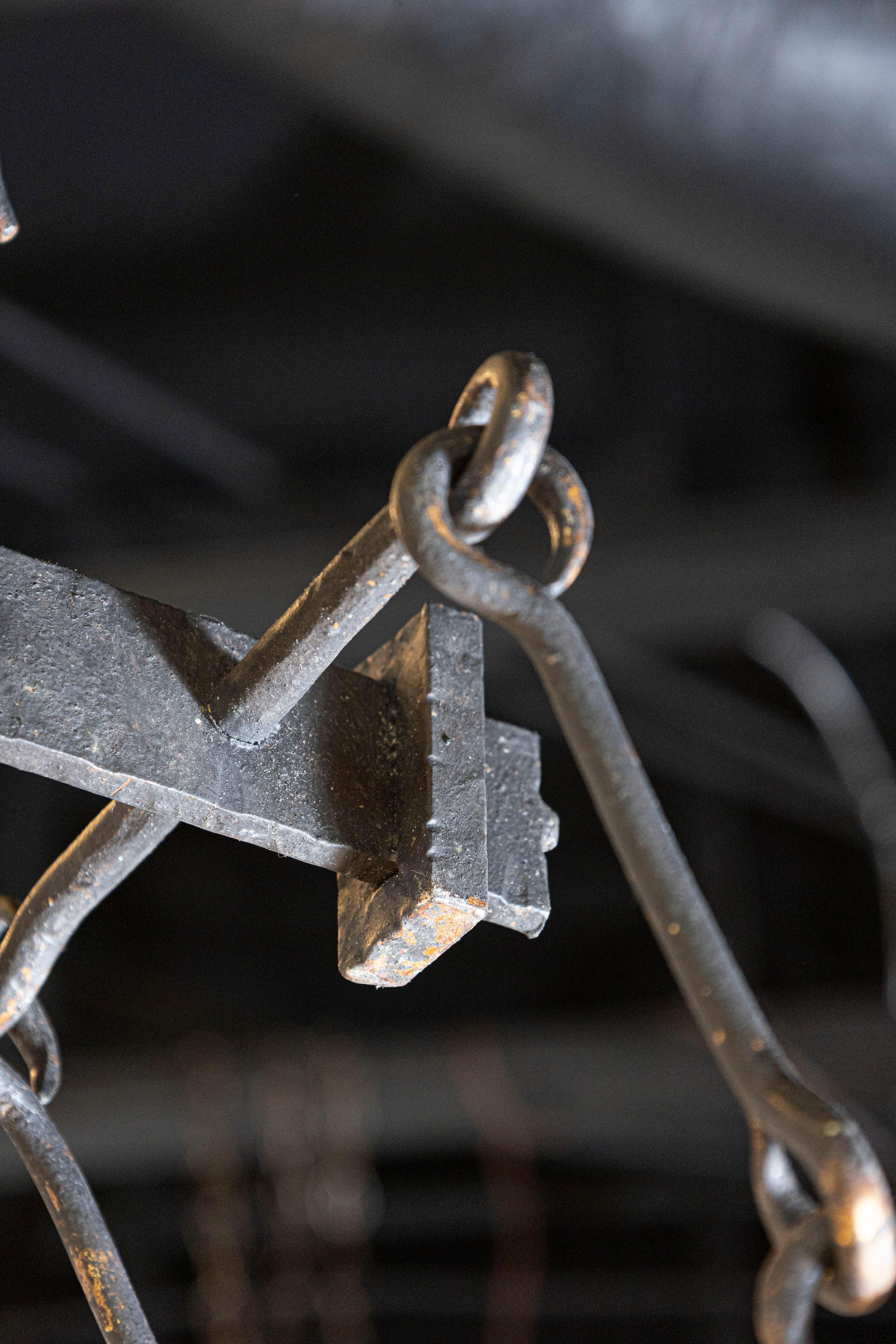 Lampadario in ferro battuto francese del XX secolo in vendita 6