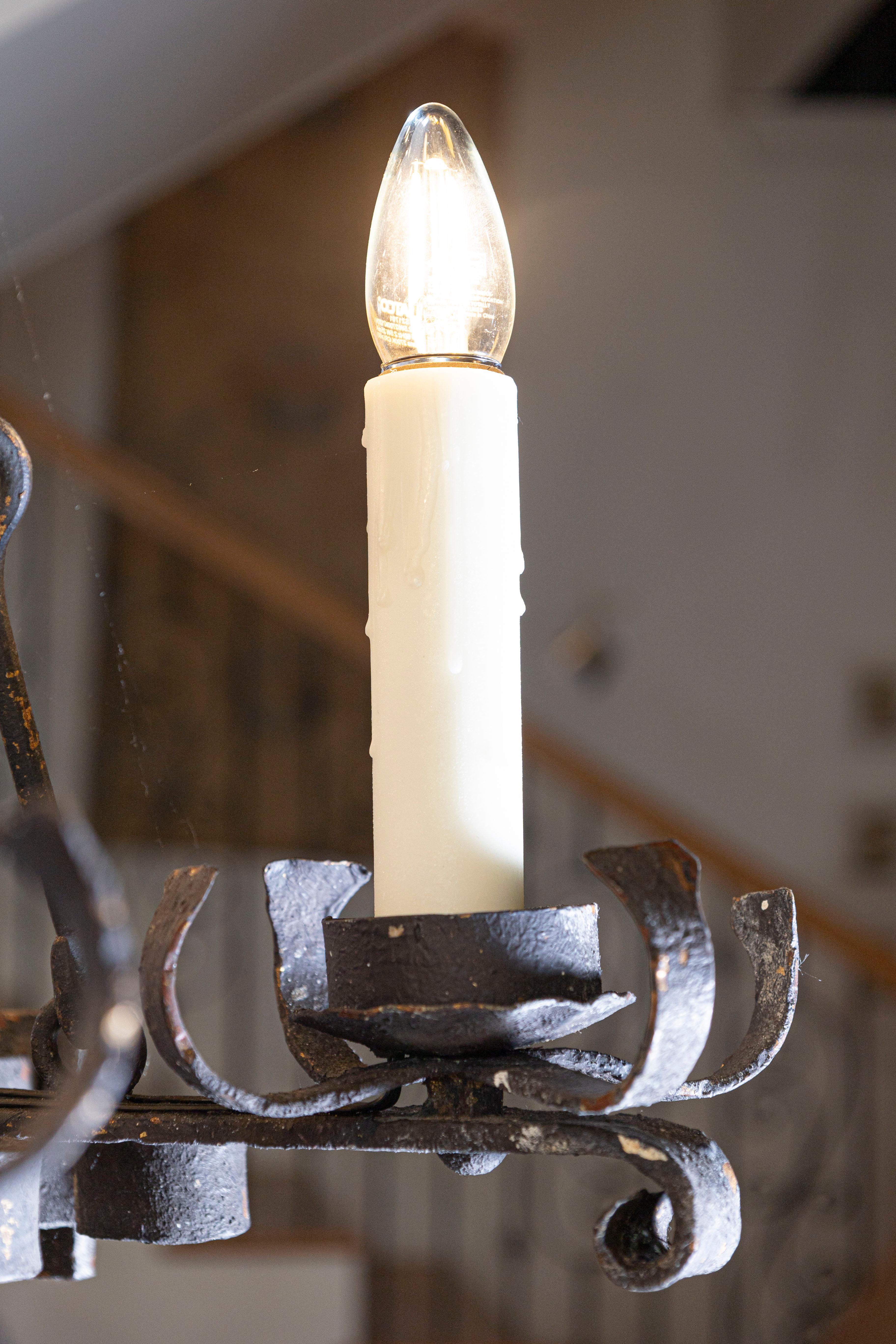 Lampadario in ferro battuto francese del XX secolo In condizioni buone in vendita a Atlanta, GA