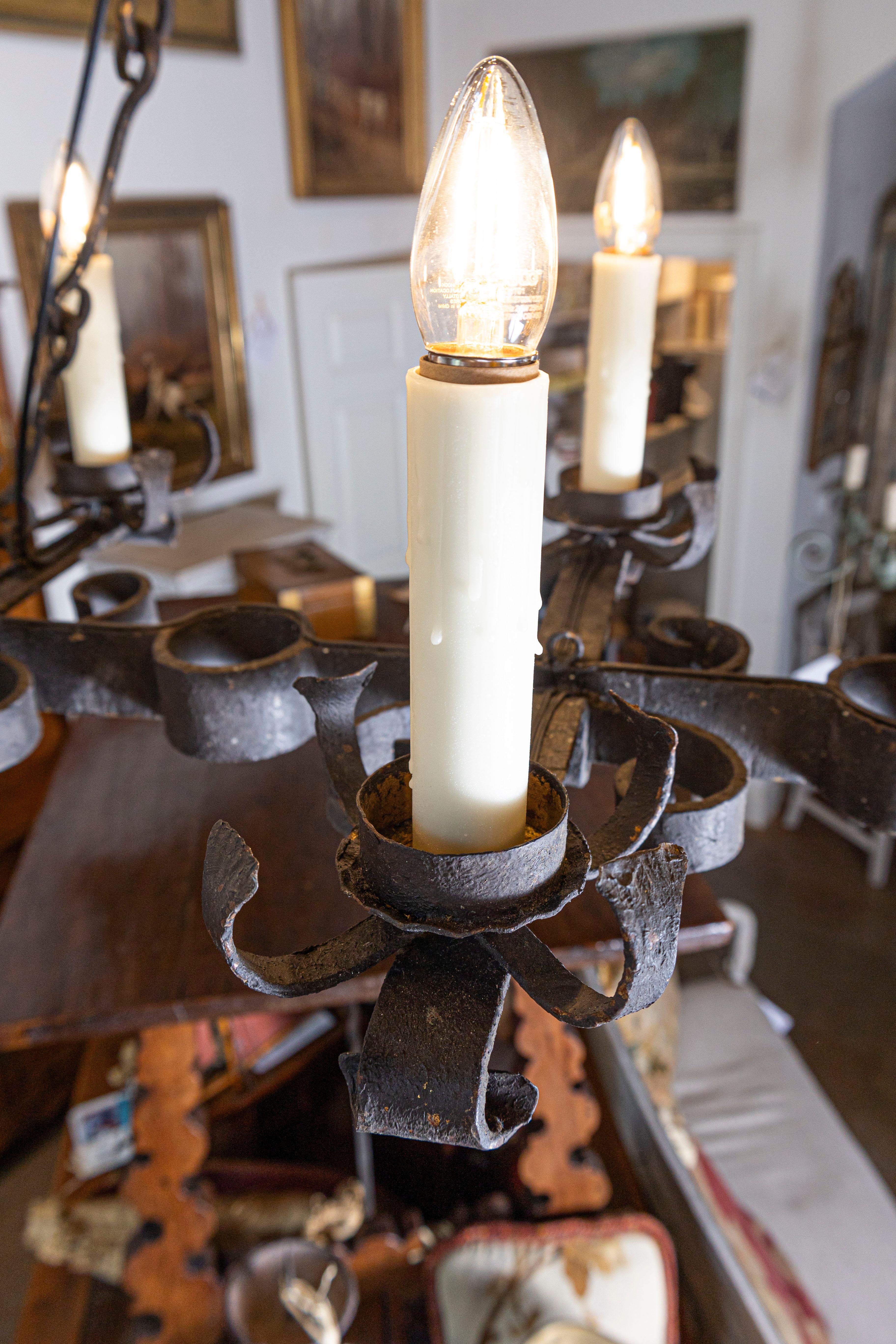 Ferro battuto Lampadario in ferro battuto francese del XX secolo in vendita
