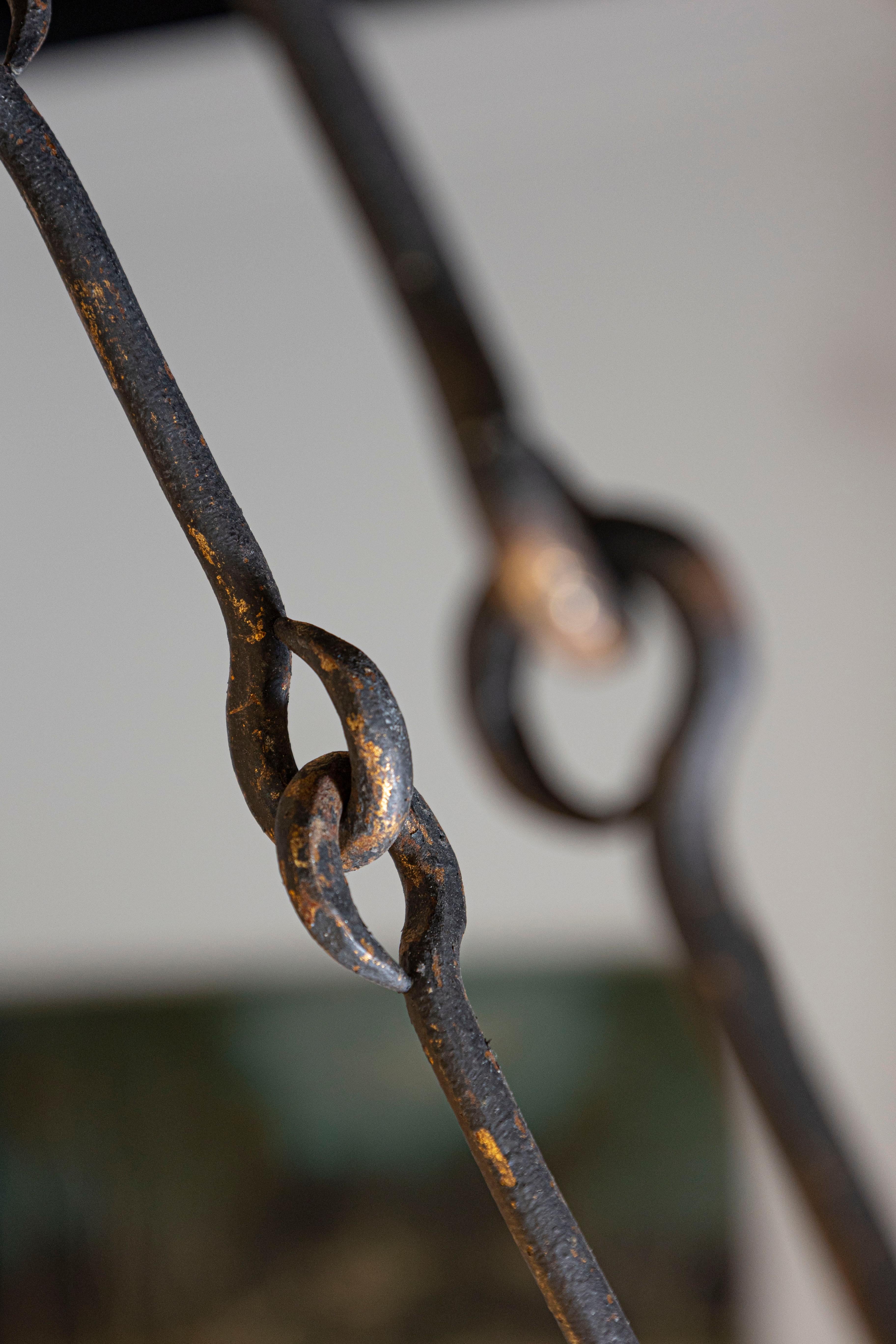 Lampadario in ferro battuto francese del XX secolo in vendita 1