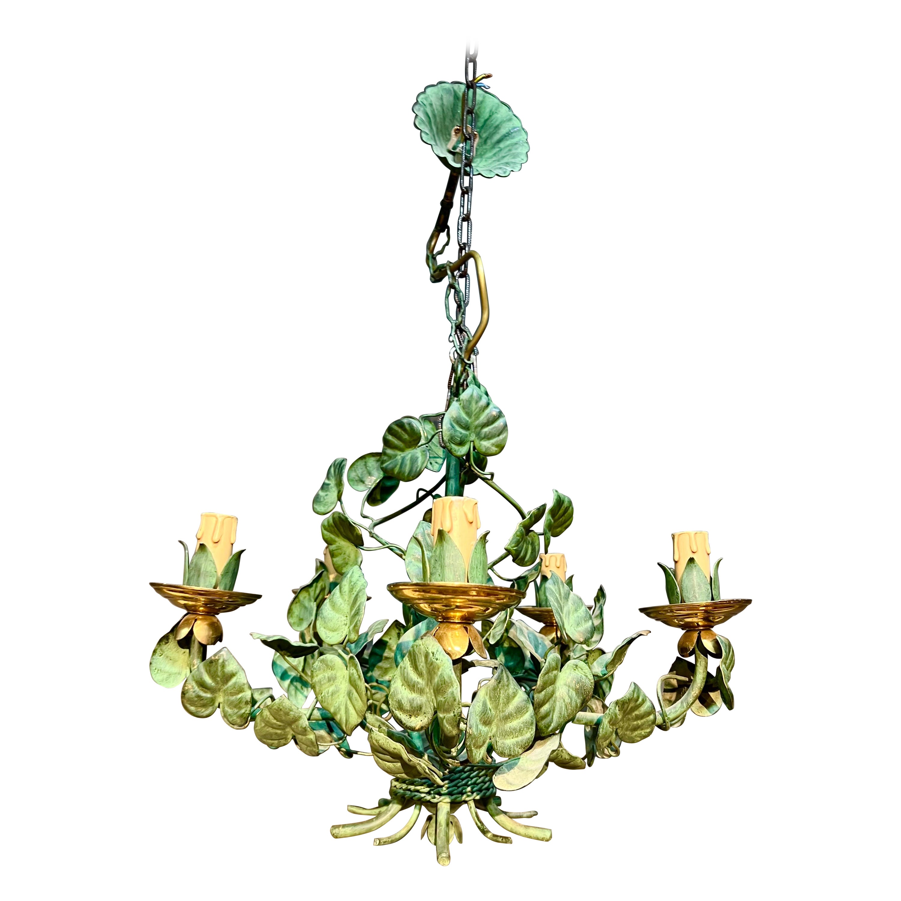 Lustre en fer forgé français du 20e siècle avec feuilles en métal peintes à la main