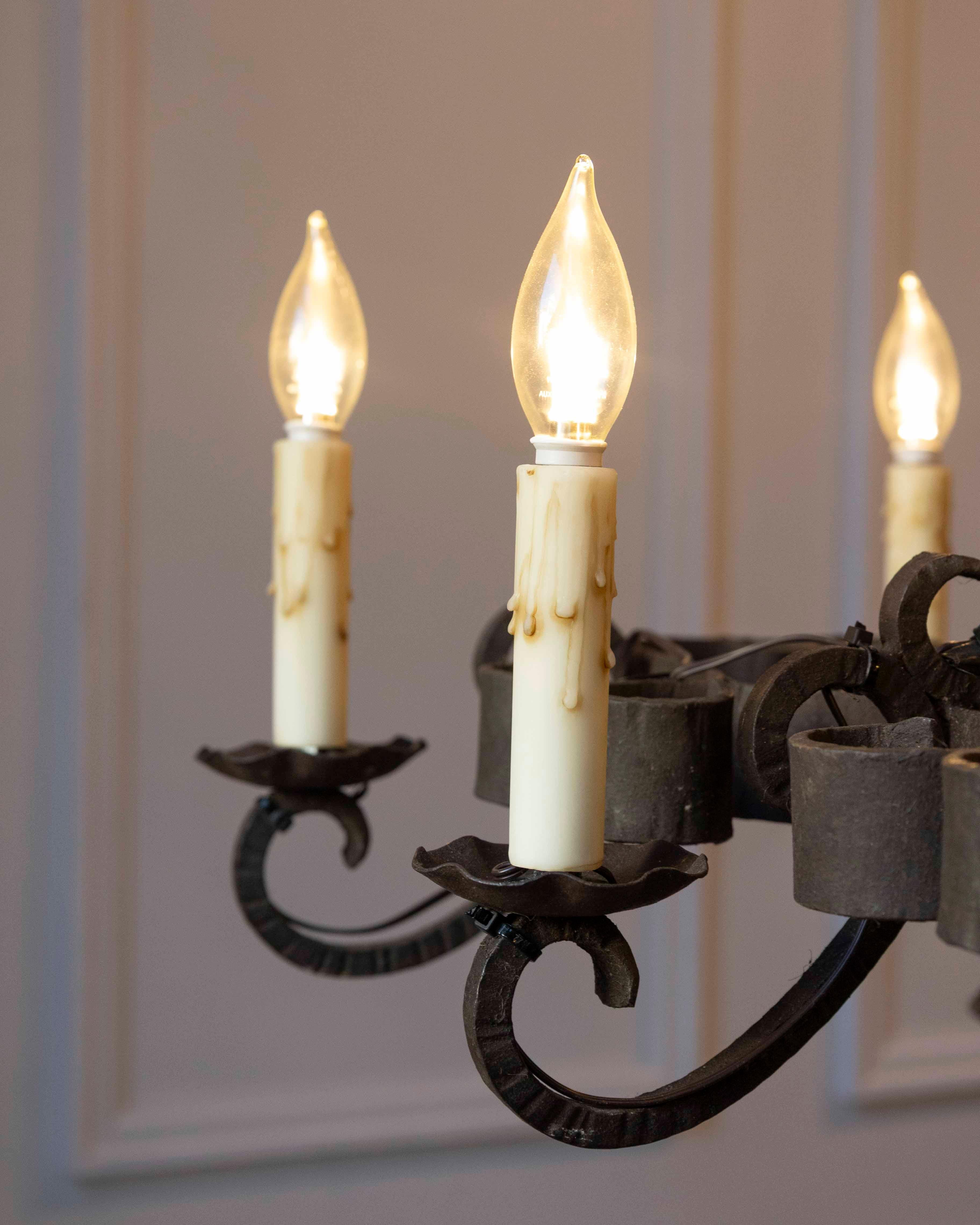 20th-Century French Wrought Iron Chandelier with Scrollwork Arms Francés en venta