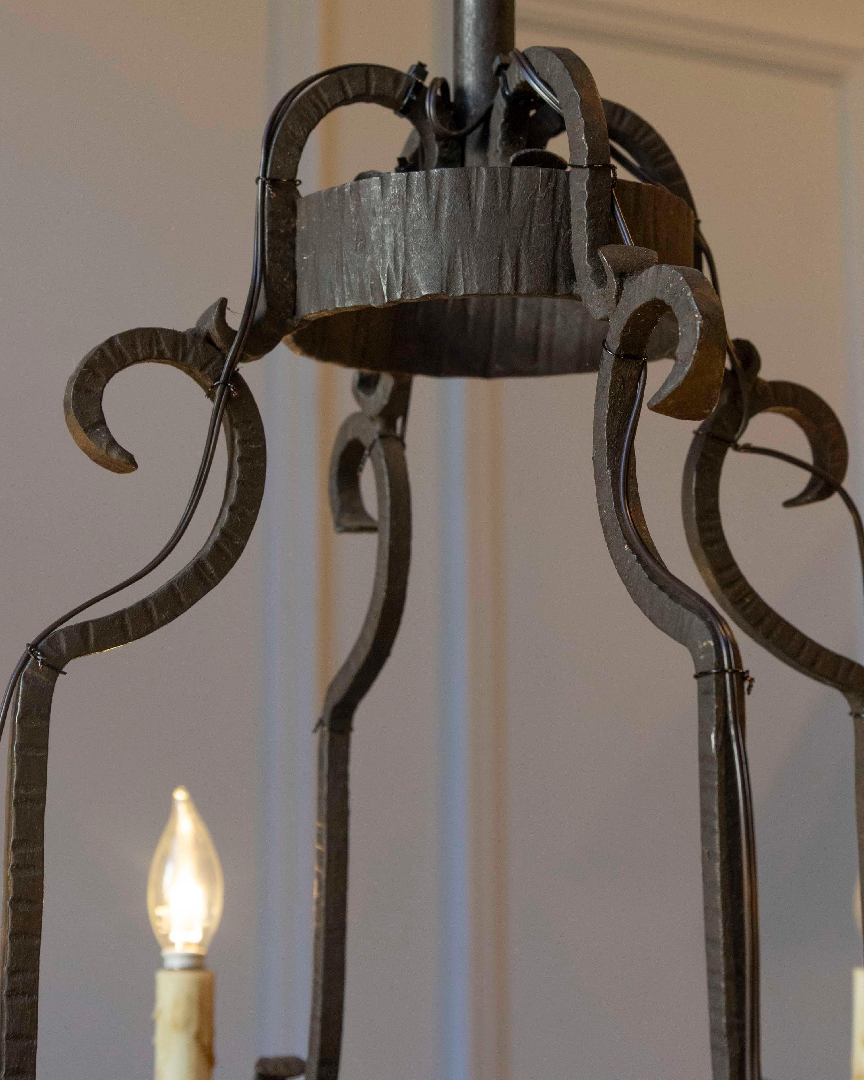 20th-Century French Wrought Iron Chandelier with Scrollwork Arms en Bueno estado para la venta en Atlanta, GA