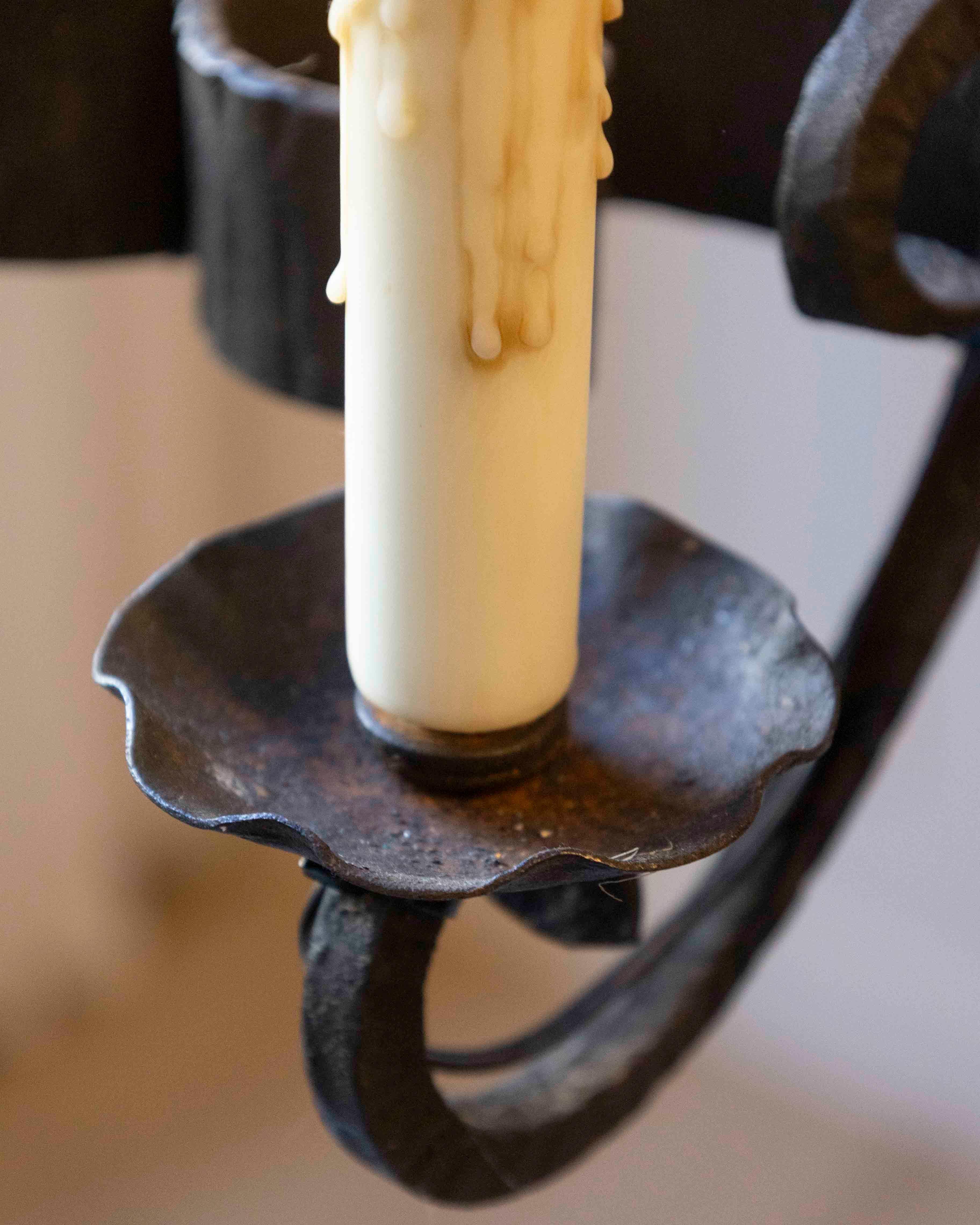 20th-Century French Wrought Iron Chandelier with Scrollwork Arms siglo XX en venta