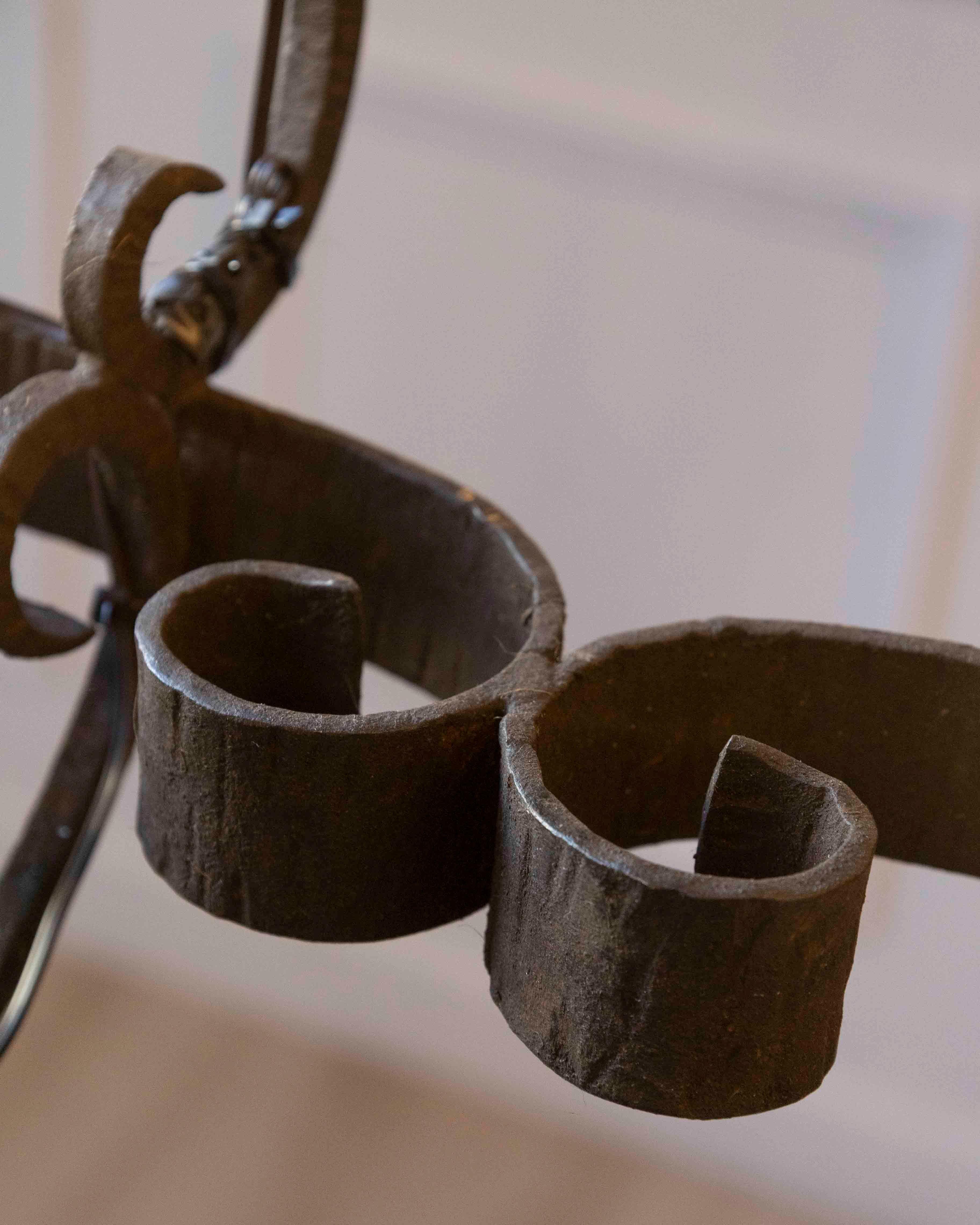 20th-Century French Wrought Iron Chandelier with Scrollwork Arms Hierro forjado en venta