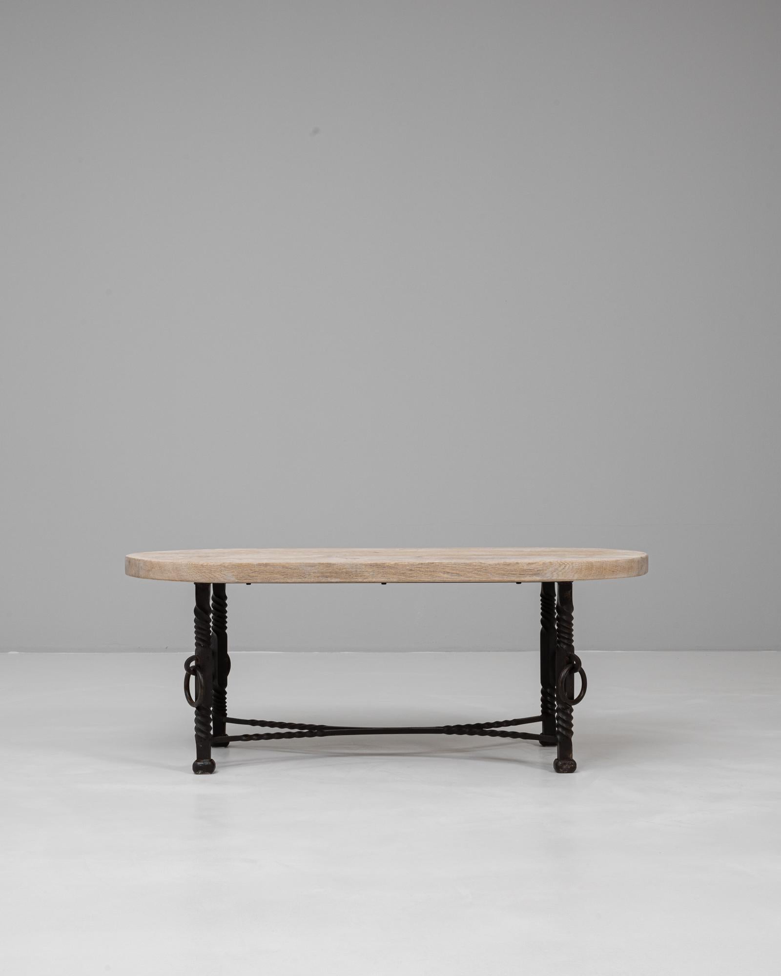 Mesa de centro francesa de hierro forjado del siglo XX con tablero de roble Francés en venta