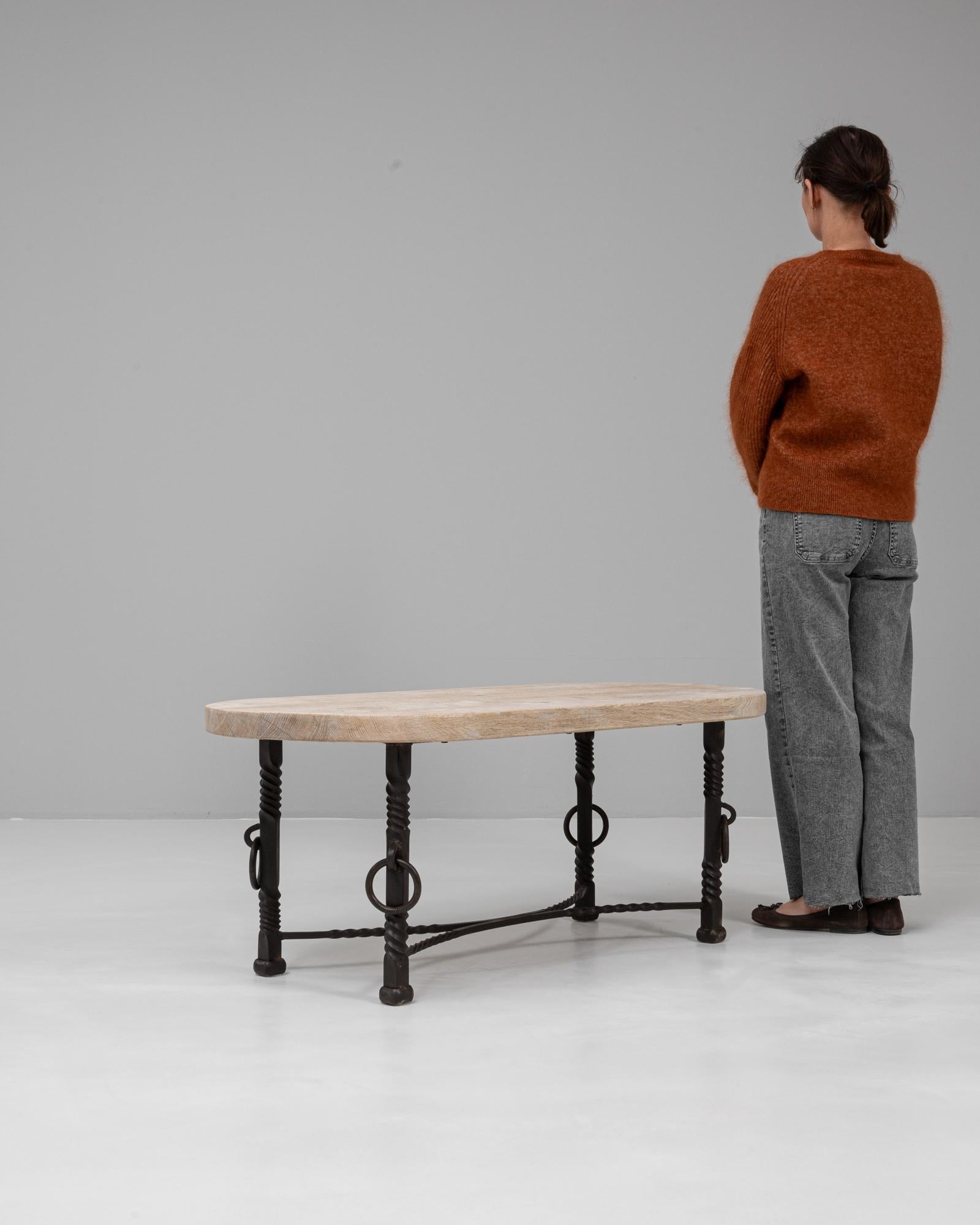 Mesa de centro francesa de hierro forjado del siglo XX con tablero de roble Hierro en venta