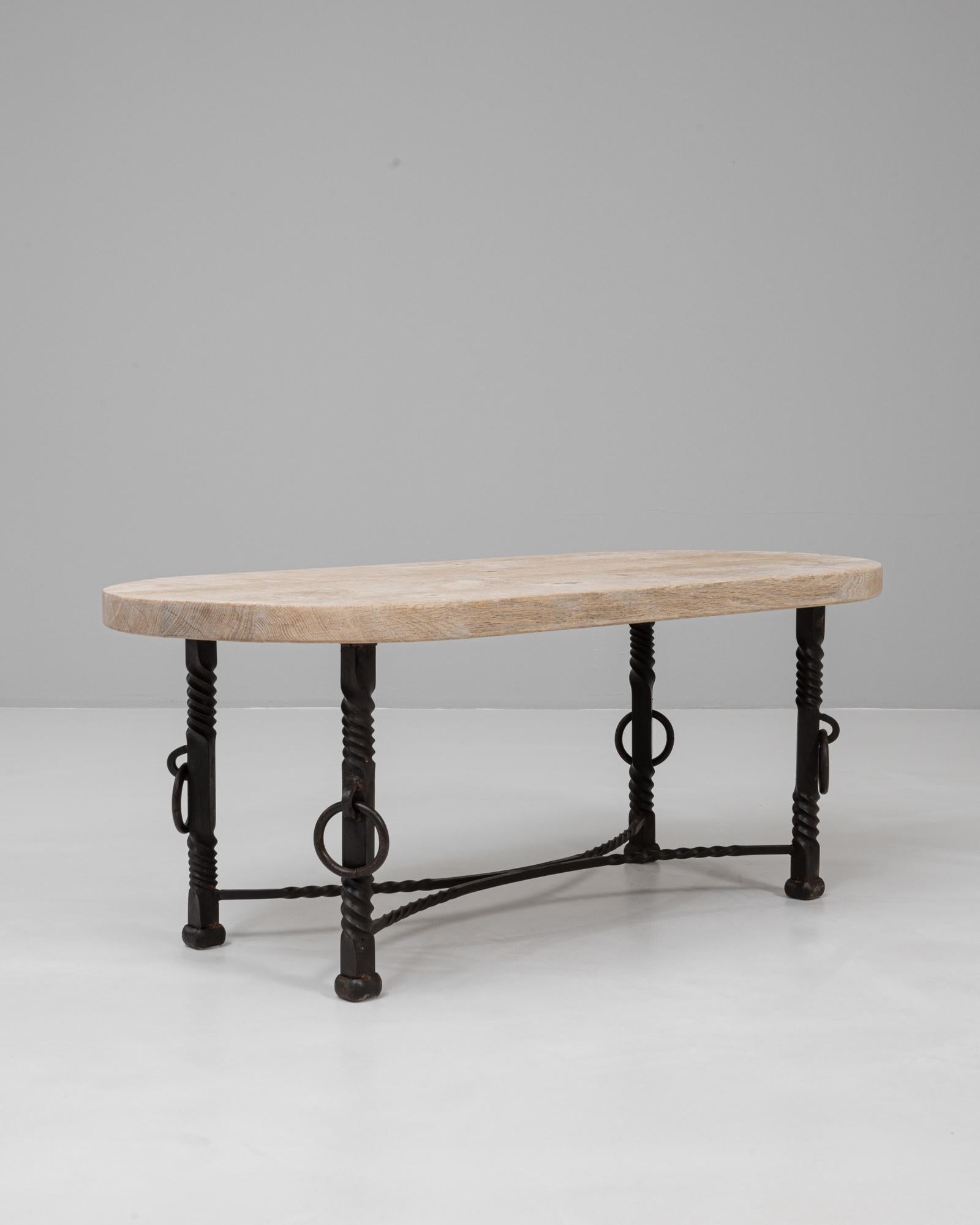 Mesa de centro francesa de hierro forjado del siglo XX con tablero de roble en venta 1