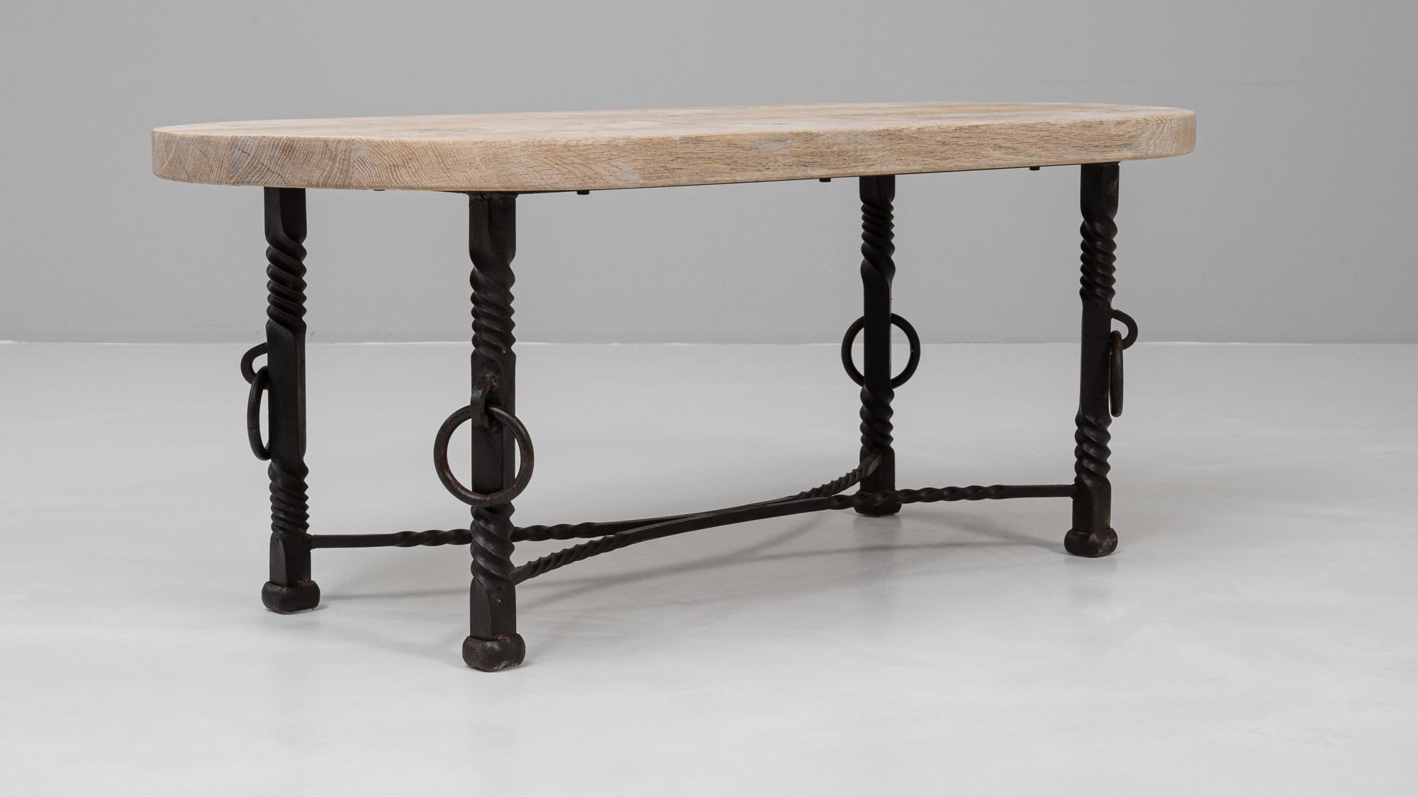 Mesa de centro francesa de hierro forjado del siglo XX con tablero de roble en venta 2
