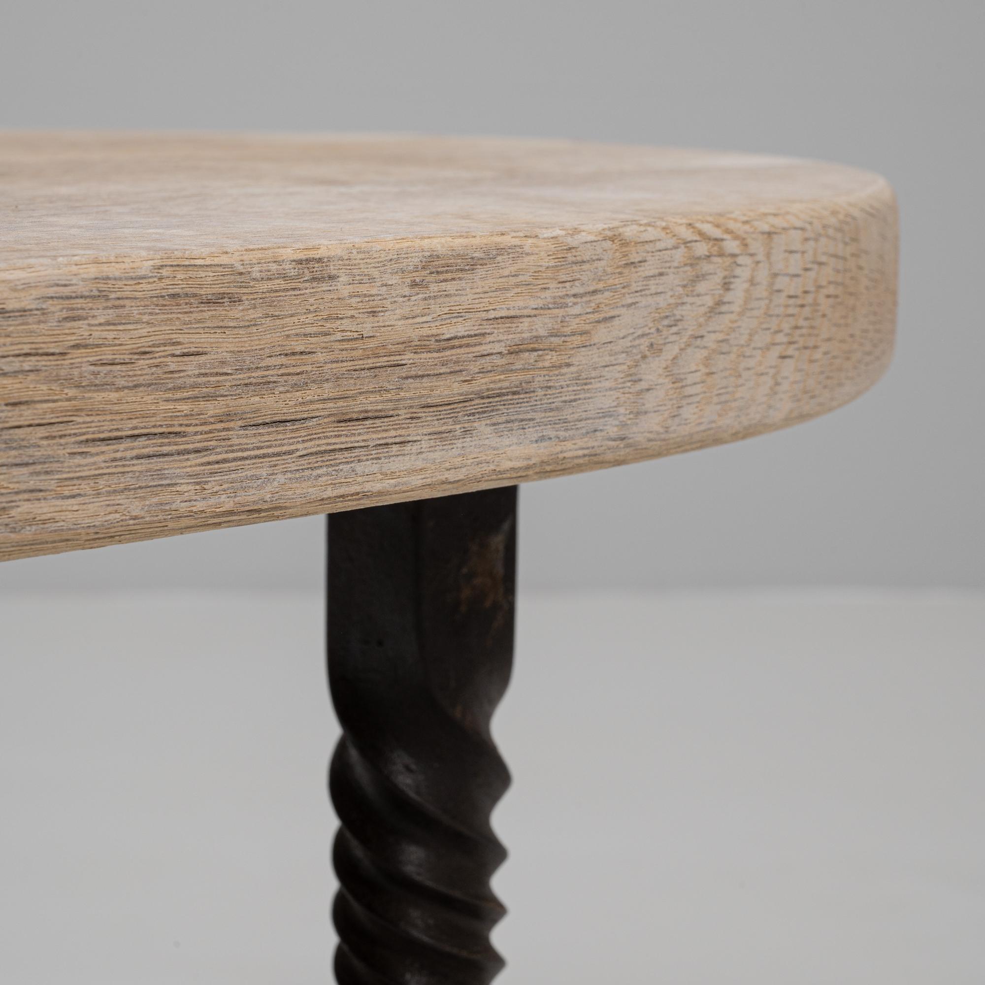 Mesa de centro francesa de hierro forjado del siglo XX con tablero de roble en venta 3
