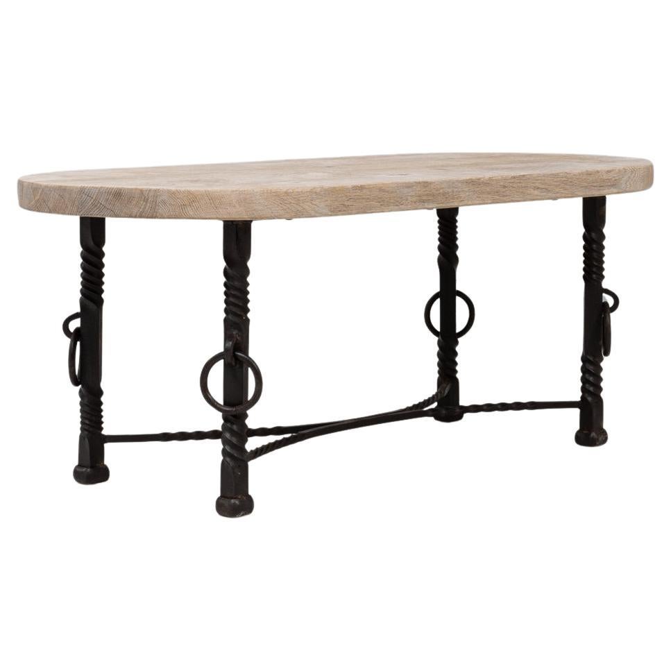 Mesa de centro francesa de hierro forjado del siglo XX con tablero de roble