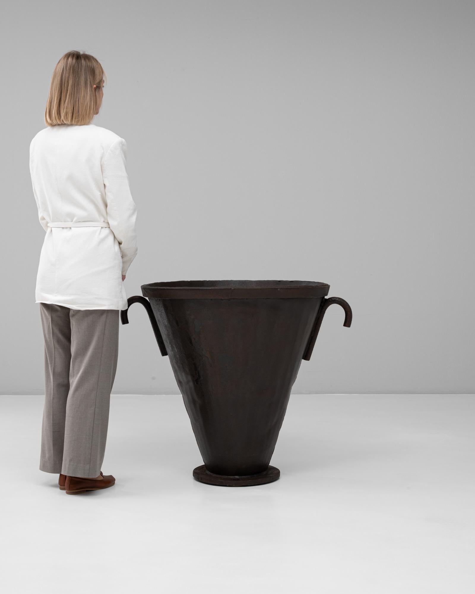 Francese Focolare a urna svasata in ferro battuto francese del XX secolo in vendita