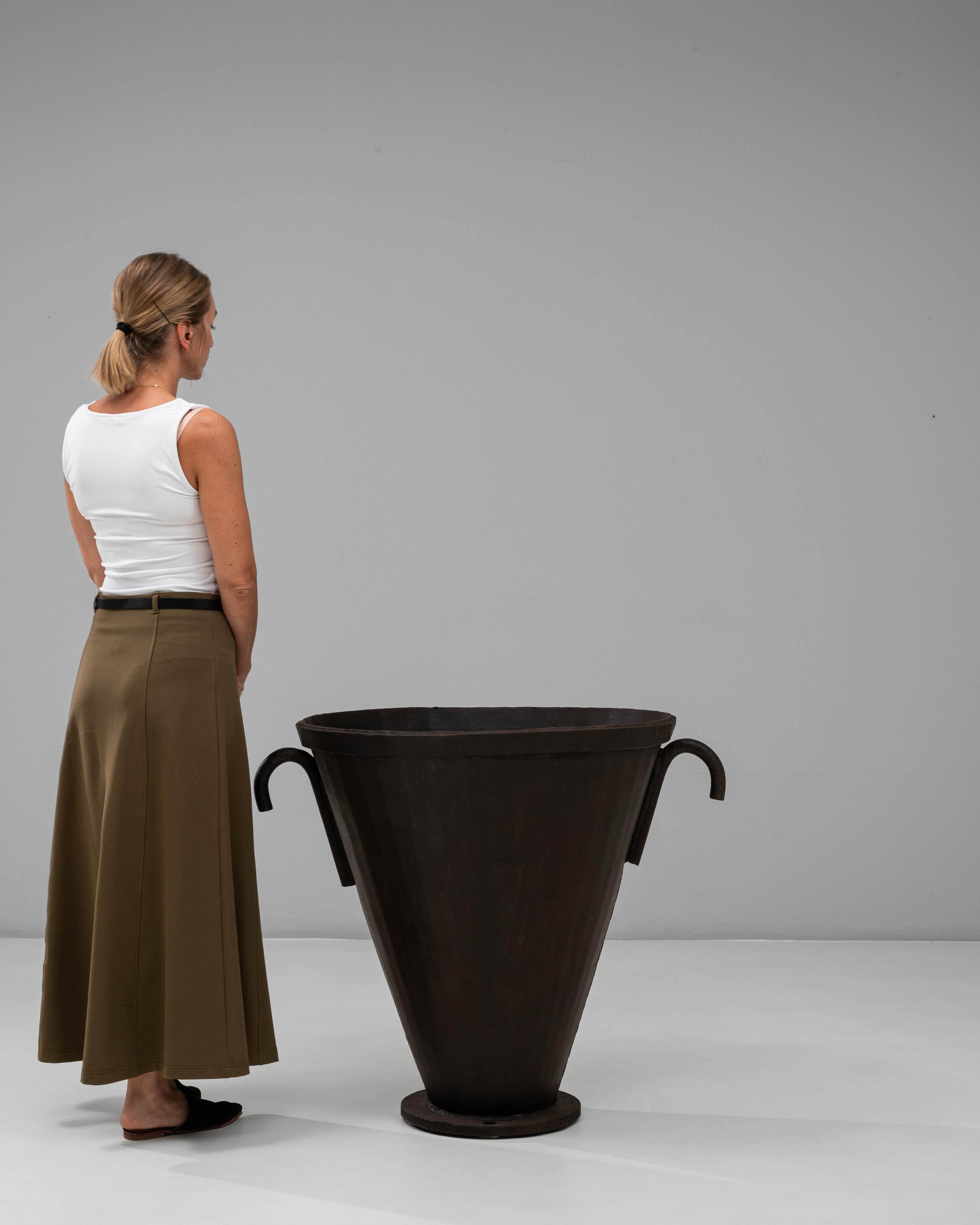 Francese Focolare a urna svasata in ferro battuto francese del XX secolo in vendita