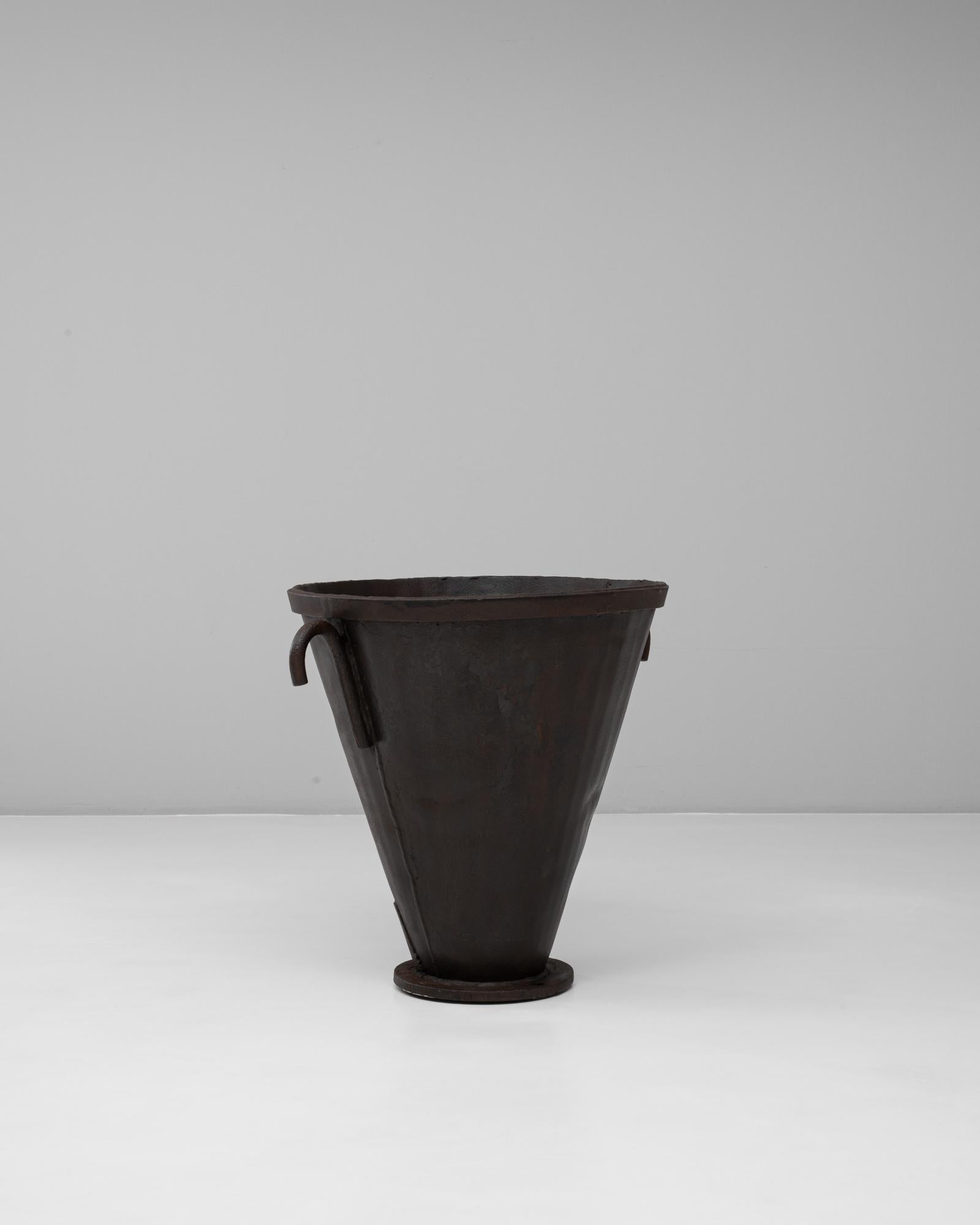 Focolare a urna svasata in ferro battuto francese del XX secolo In condizioni buone in vendita a High Point, NC