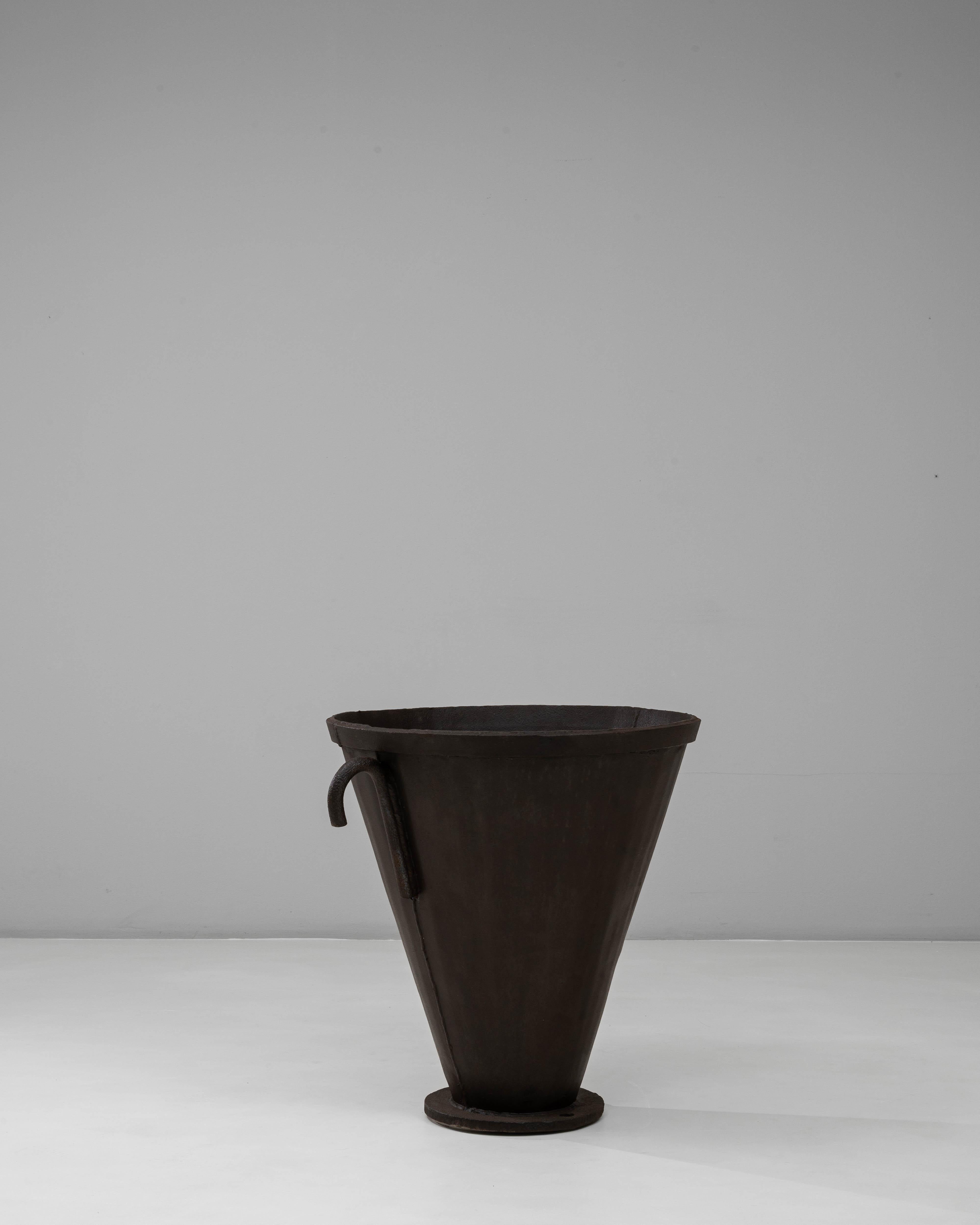 Focolare a urna svasata in ferro battuto francese del XX secolo In condizioni buone in vendita a High Point, NC