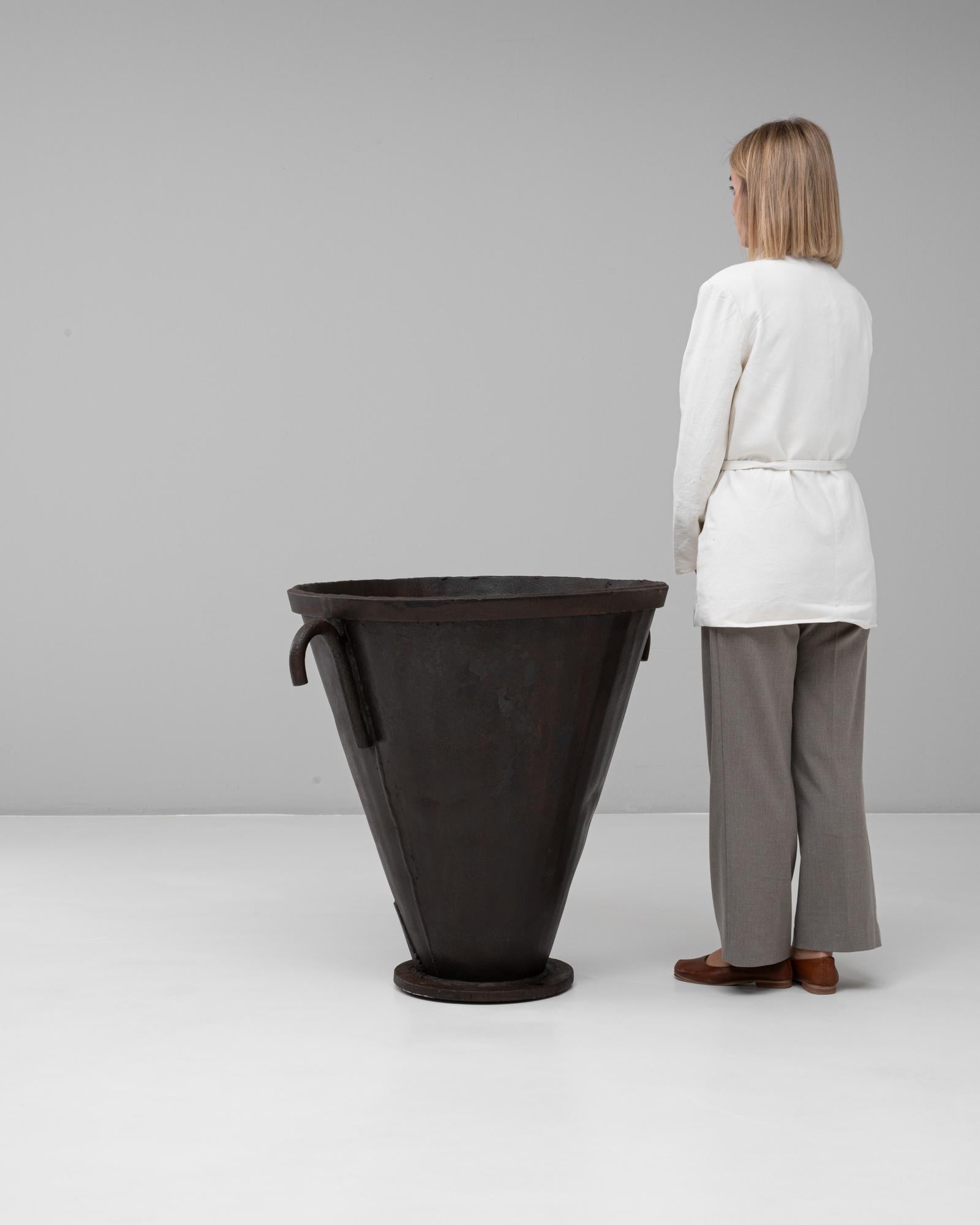 Ferro Focolare a urna svasata in ferro battuto francese del XX secolo in vendita