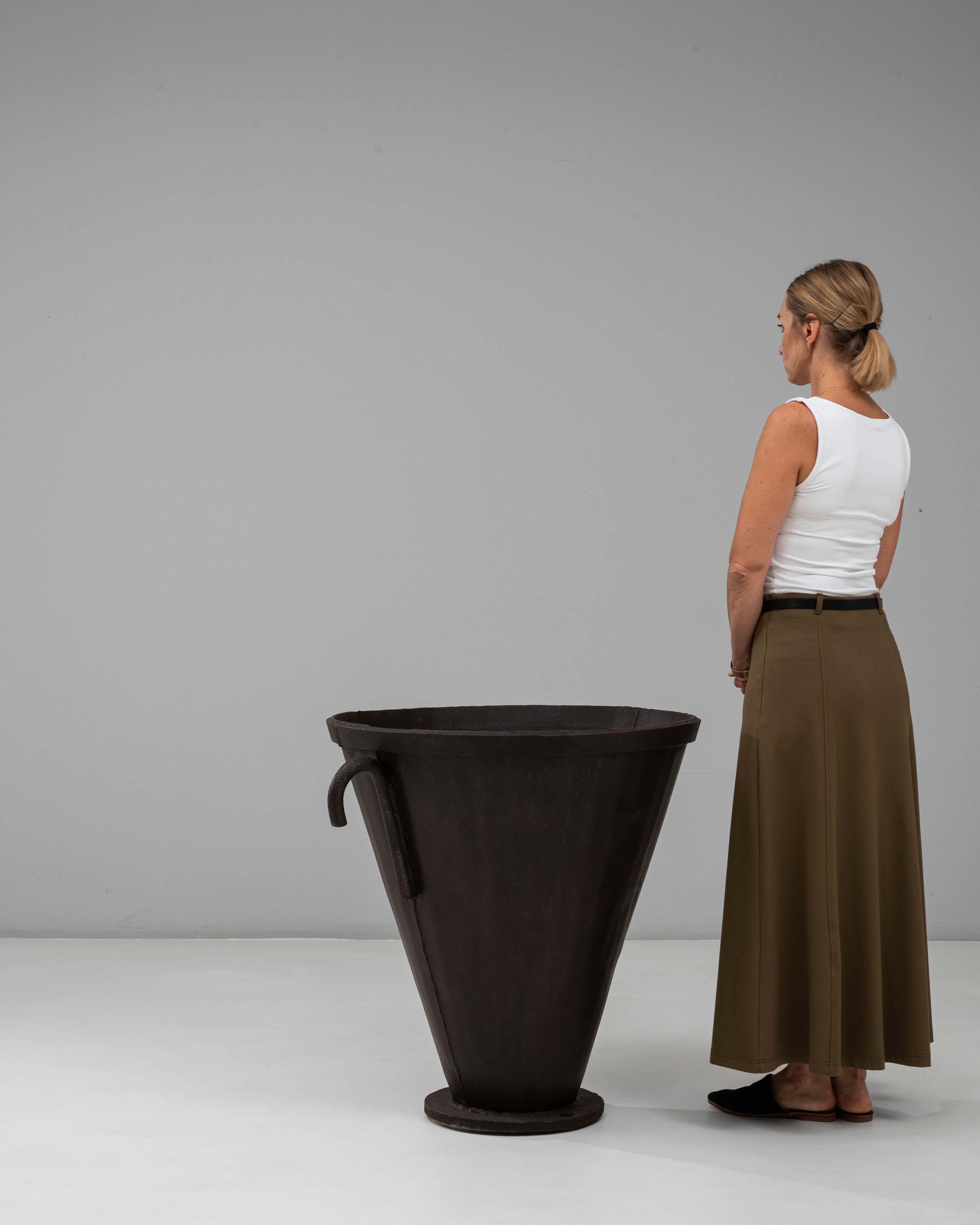 Ferro Focolare a urna svasata in ferro battuto francese del XX secolo in vendita