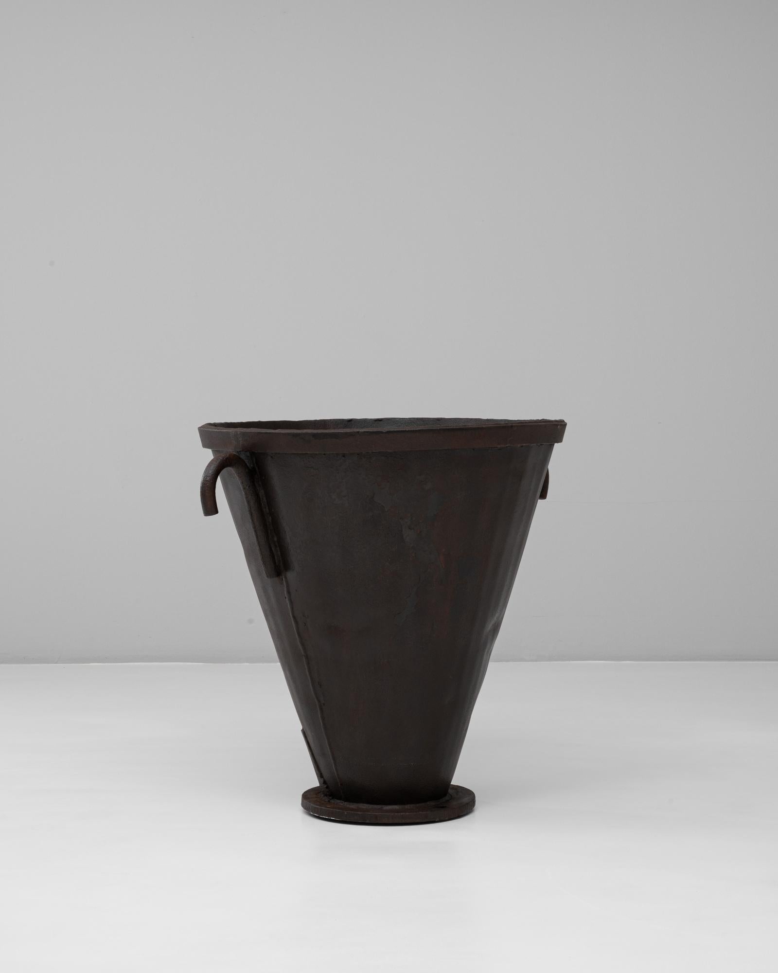 Focolare a urna svasata in ferro battuto francese del XX secolo in vendita 1