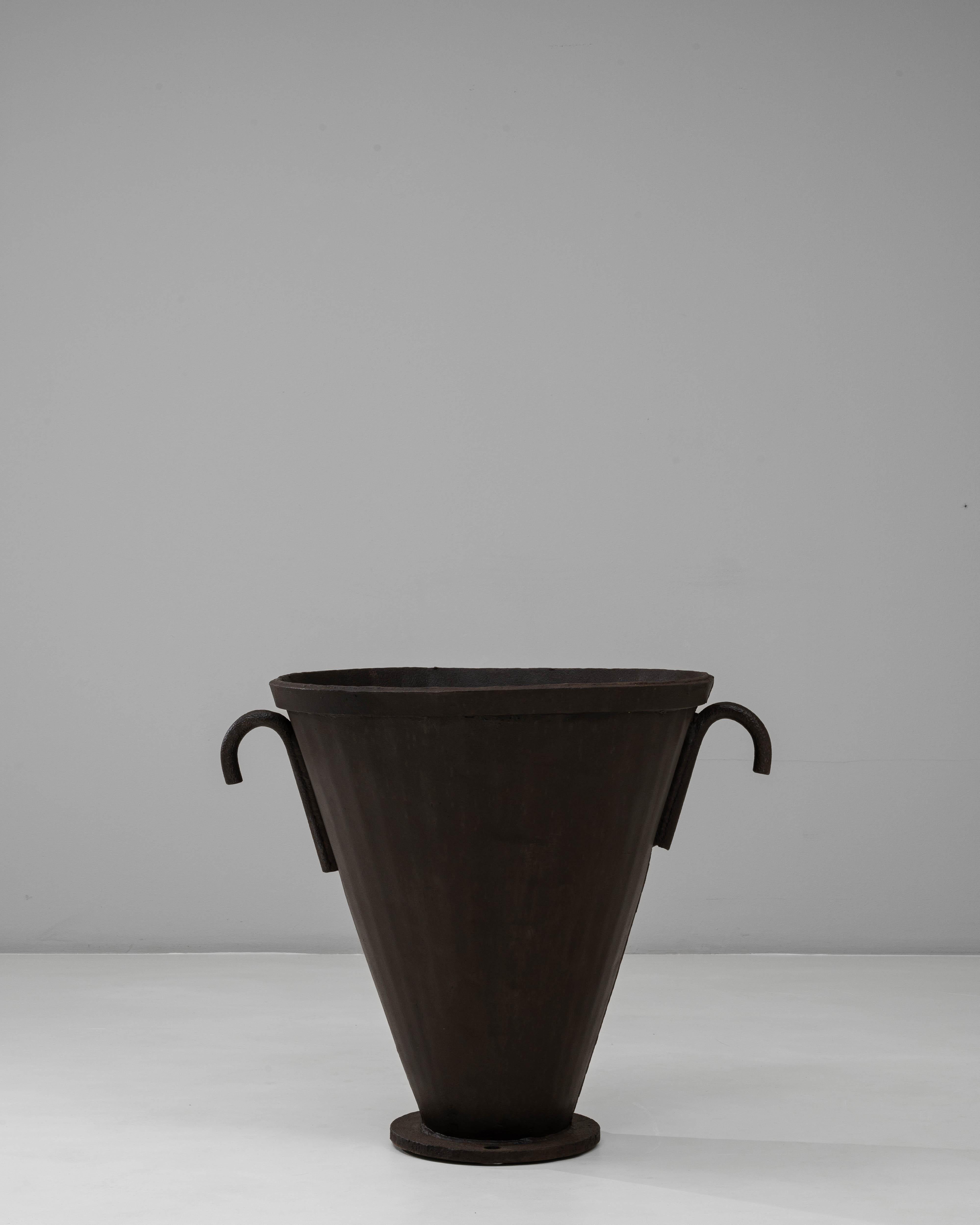 Focolare a urna svasata in ferro battuto francese del XX secolo in vendita 1