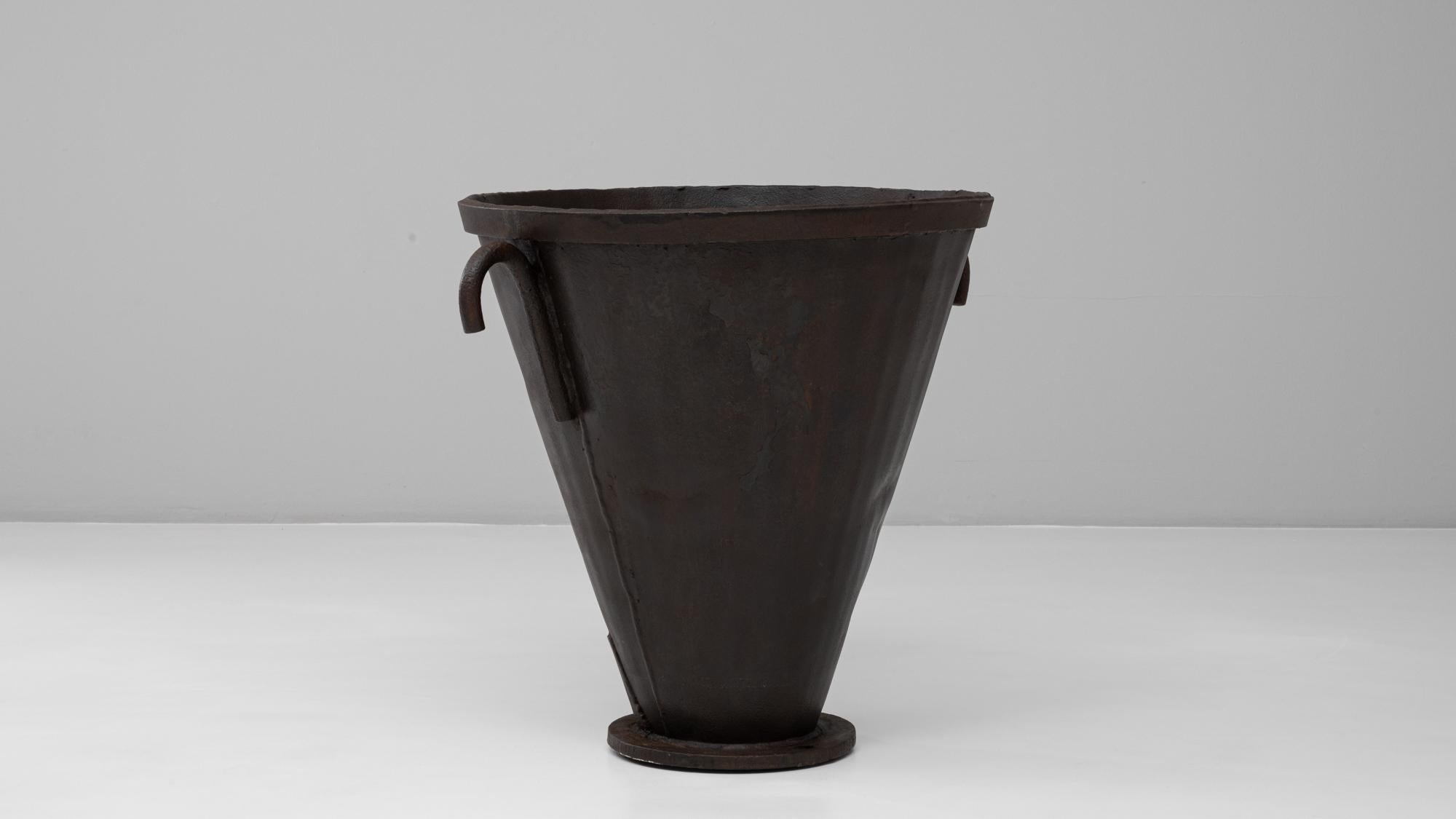 Focolare a urna svasata in ferro battuto francese del XX secolo in vendita 2