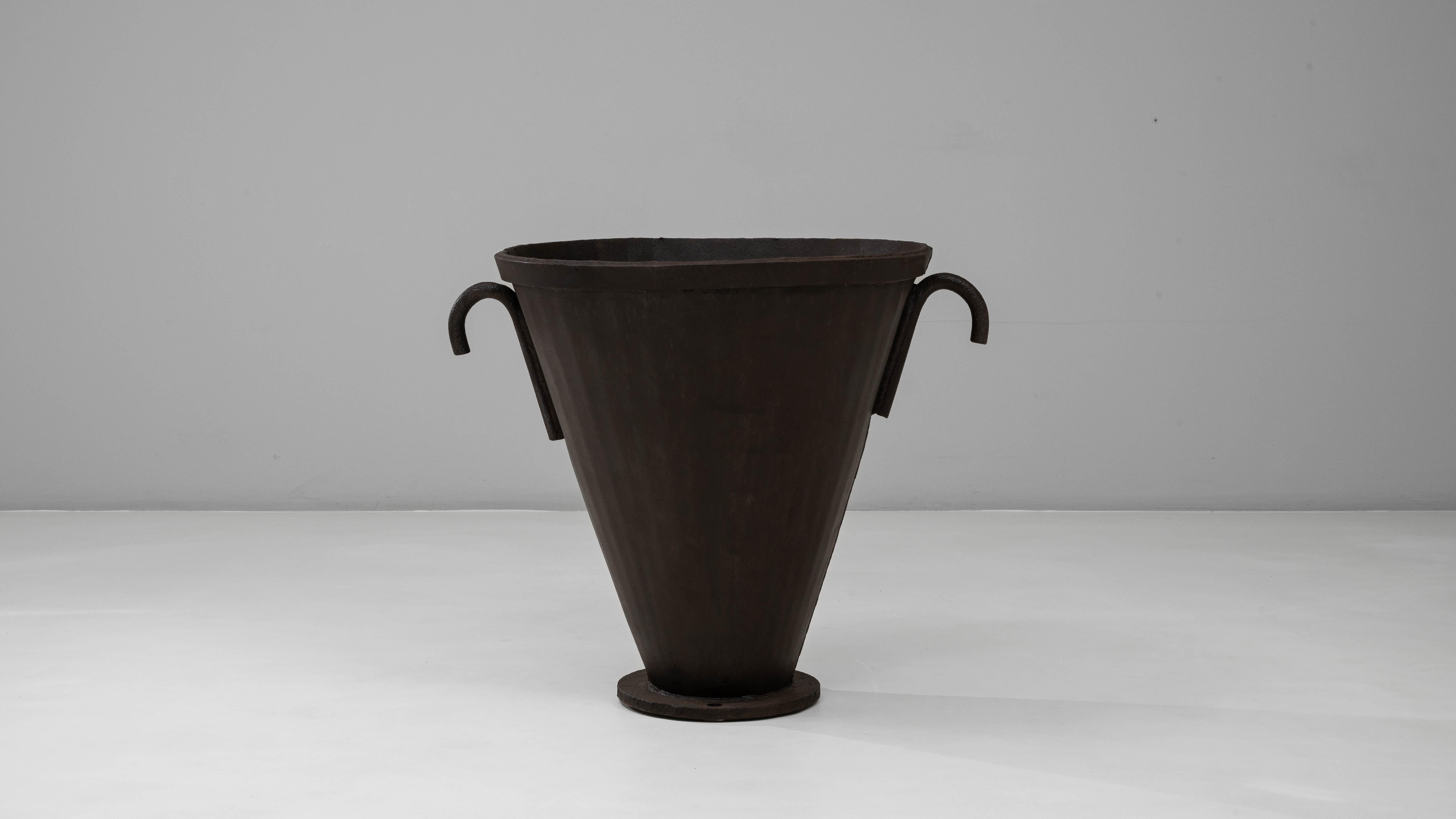 Focolare a urna svasata in ferro battuto francese del XX secolo in vendita 2