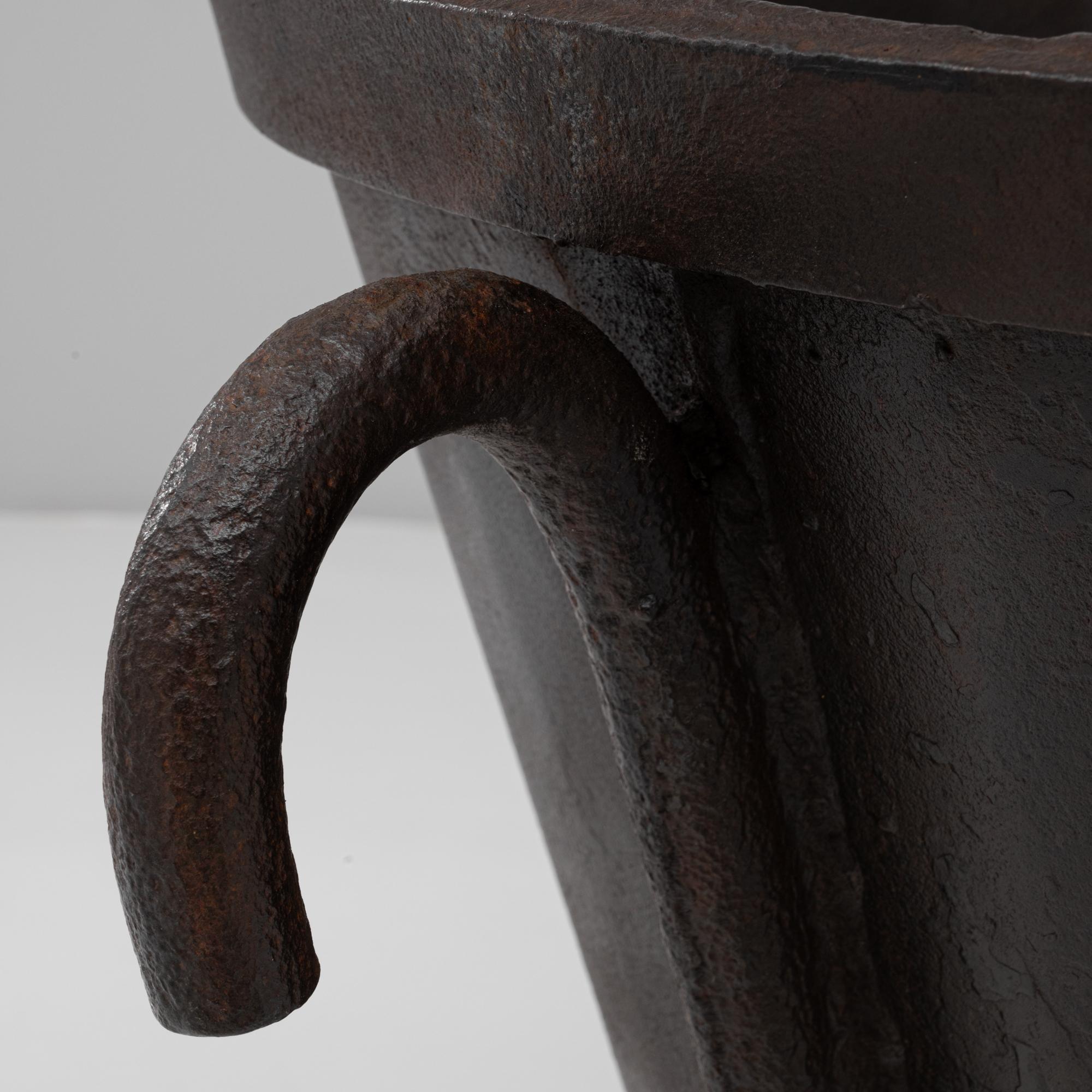 Focolare a urna svasata in ferro battuto francese del XX secolo in vendita 3