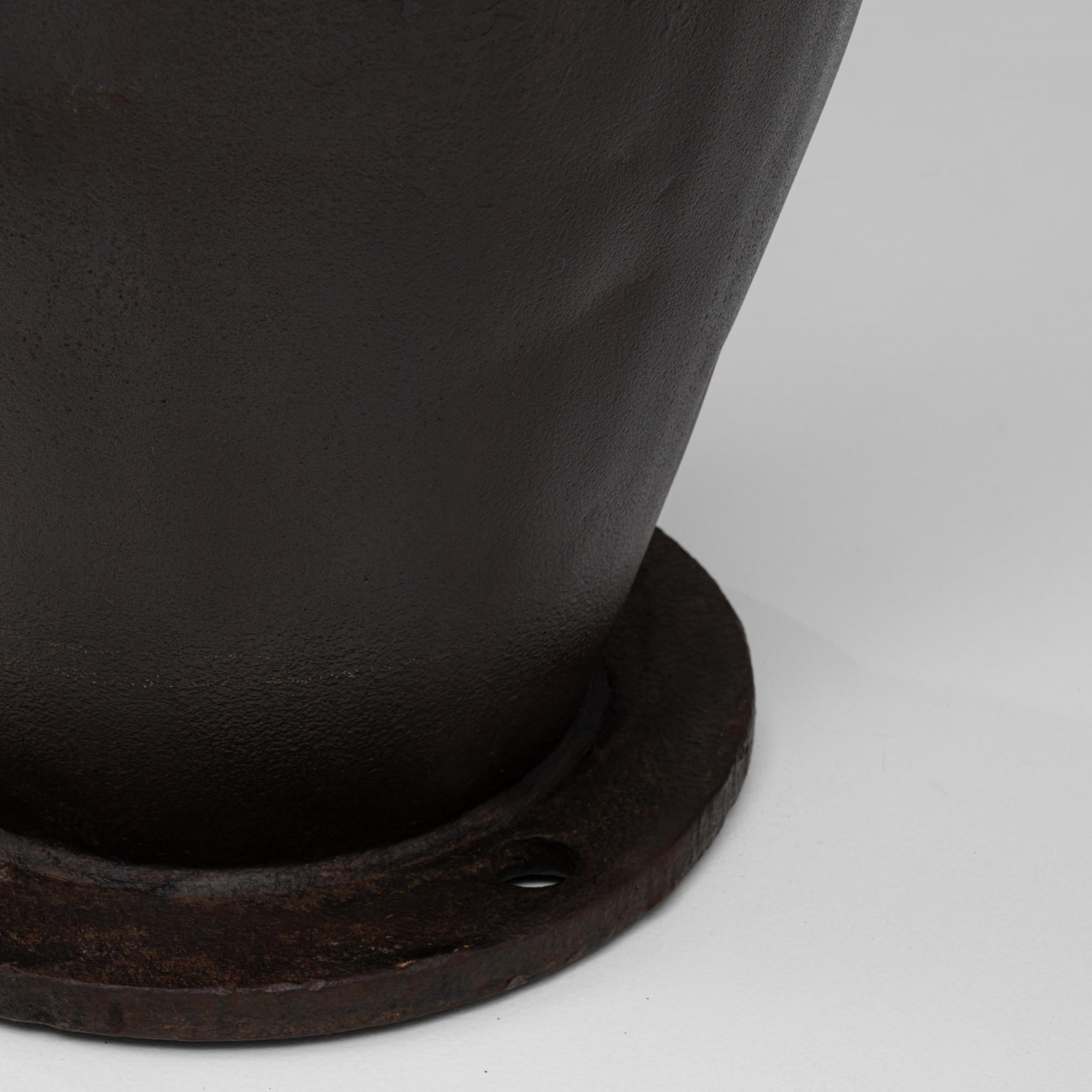 Focolare a urna svasata in ferro battuto francese del XX secolo in vendita 4