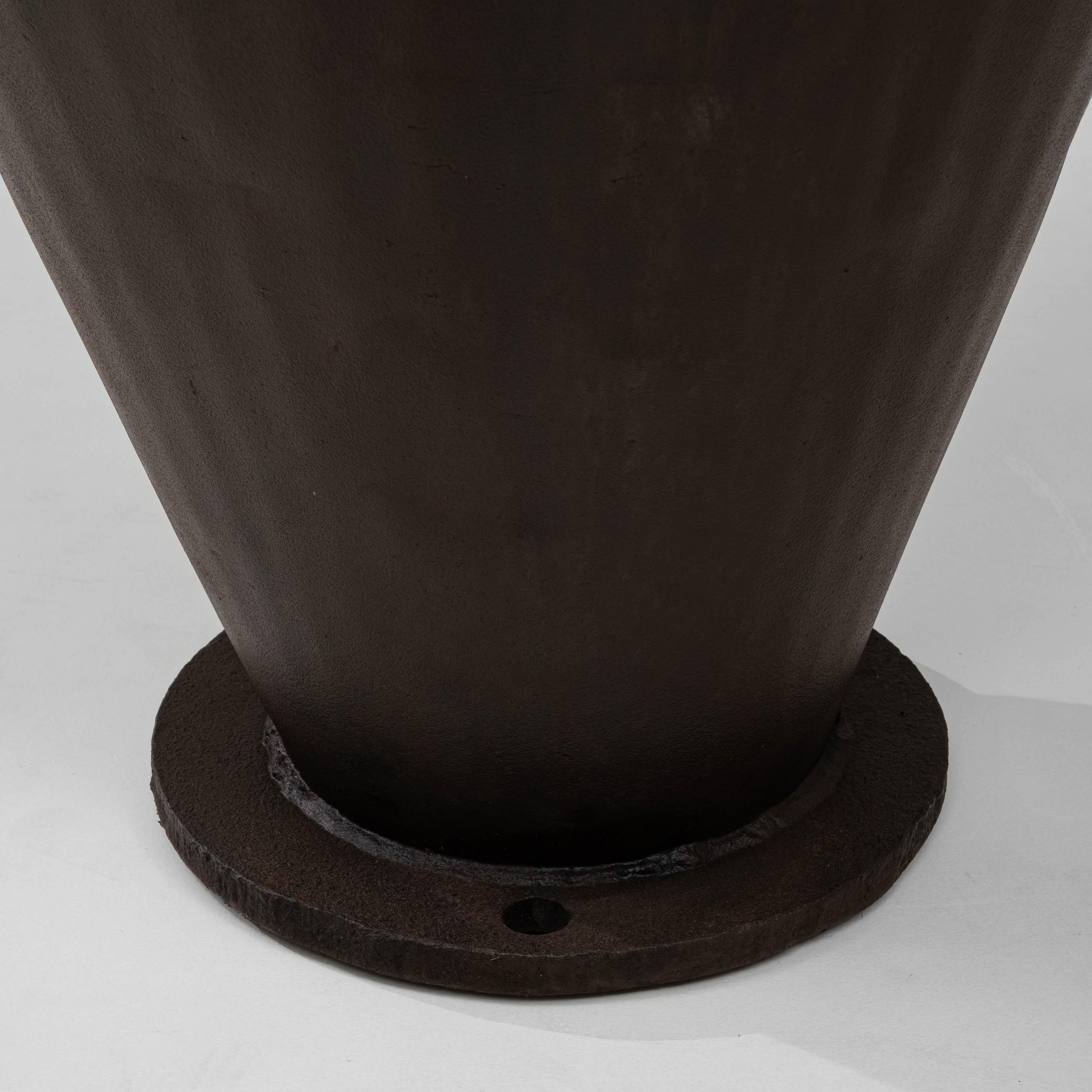 Focolare a urna svasata in ferro battuto francese del XX secolo in vendita 4