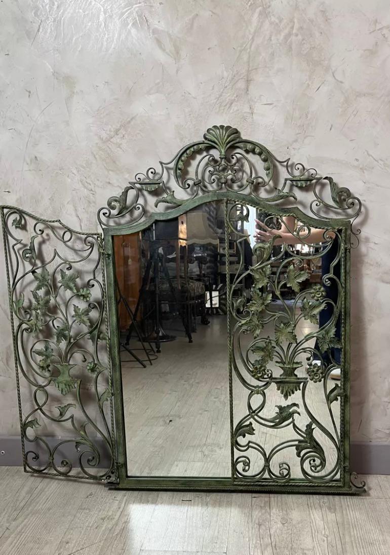 Transformez votre espace avec ce superbe miroir en fer forgé vert des années 1970. Conçu pour ressembler à un élégant portail, ce miroir décoratif unique ajoute du charme, de la sophistication et une touche de chic rustique à n'importe quelle pièce.