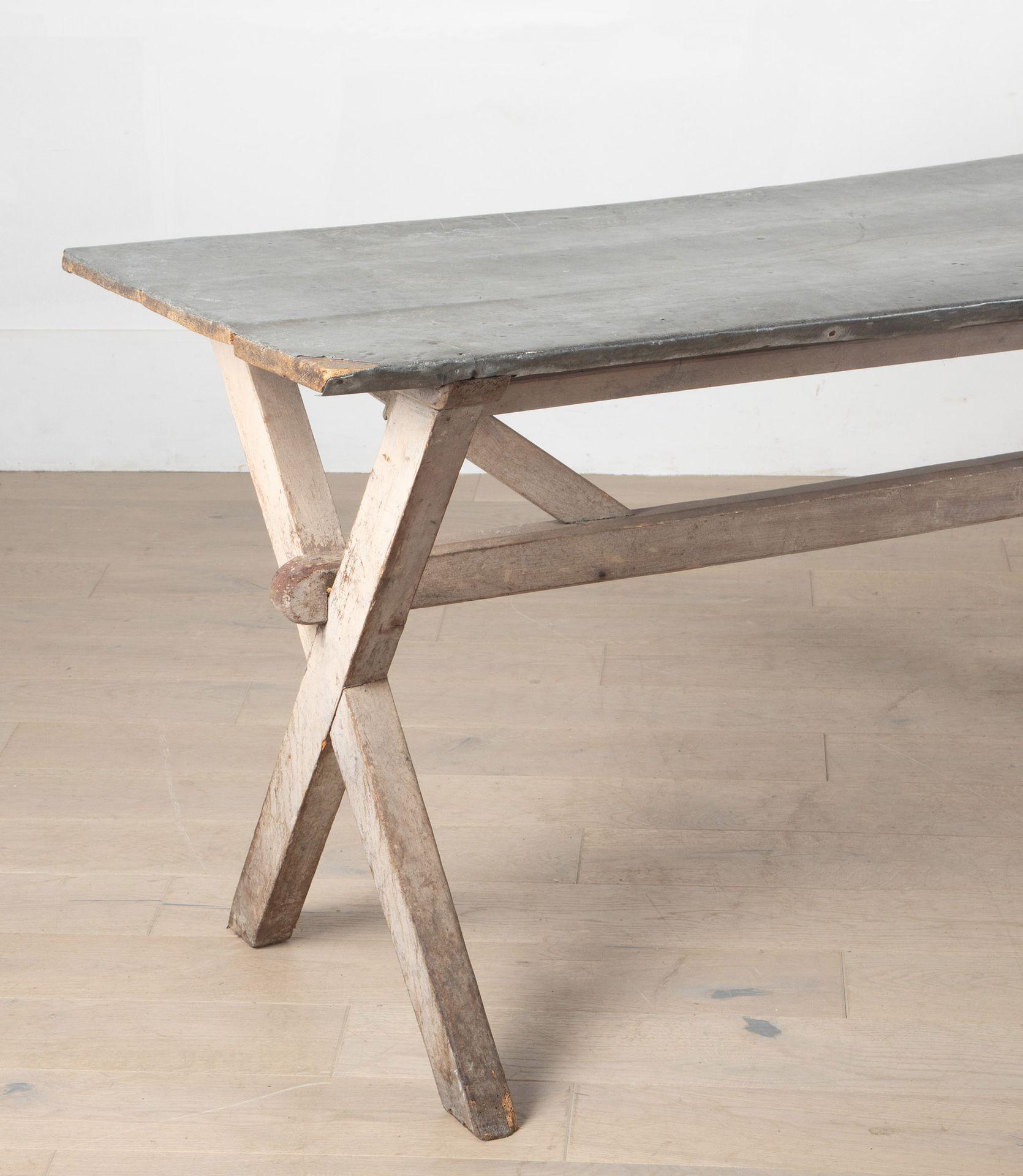 Français Table française du 20ème siècle peinte avec cadre en X en vente