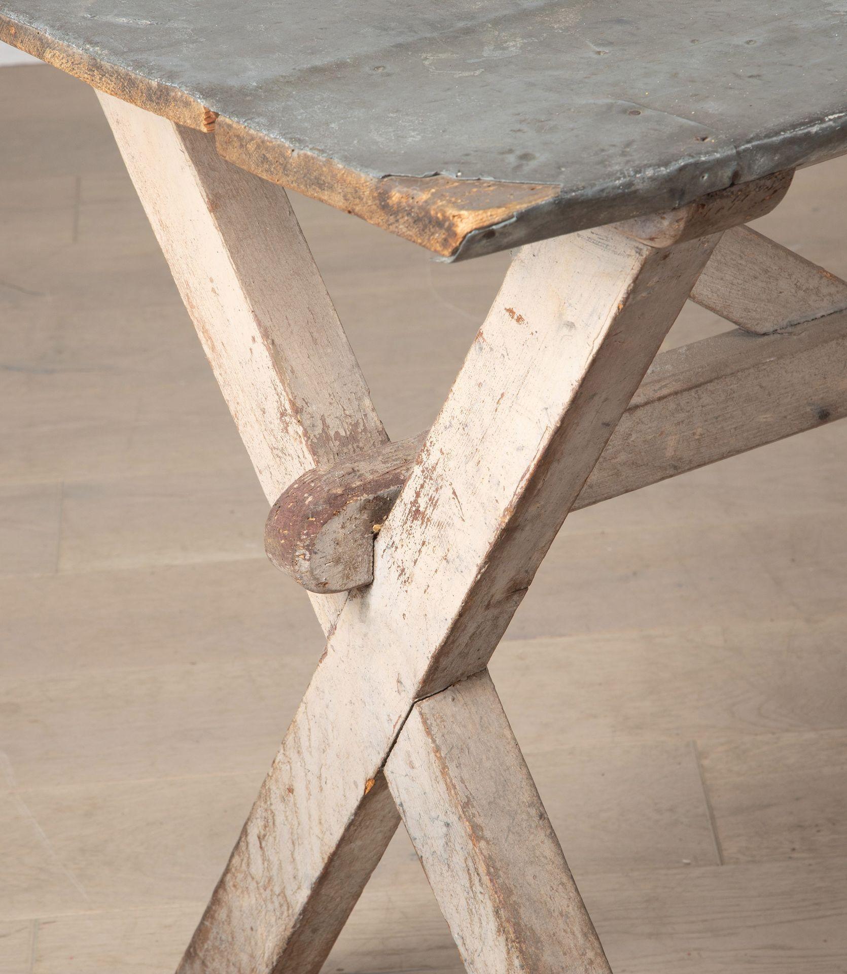 Début du 20ème siècle Table française du 20ème siècle peinte avec cadre en X en vente