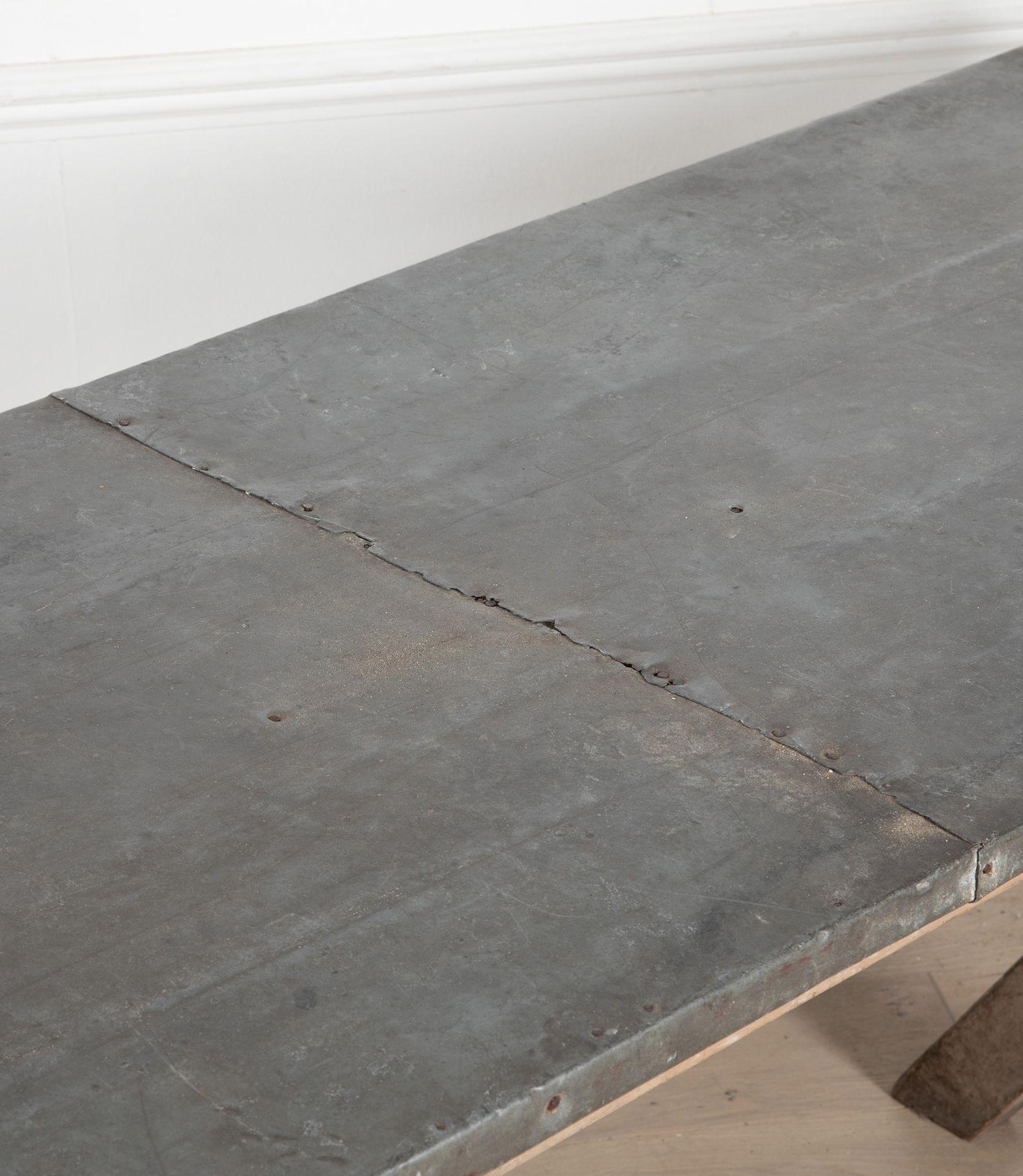 Zinc Table française du 20ème siècle peinte avec cadre en X en vente