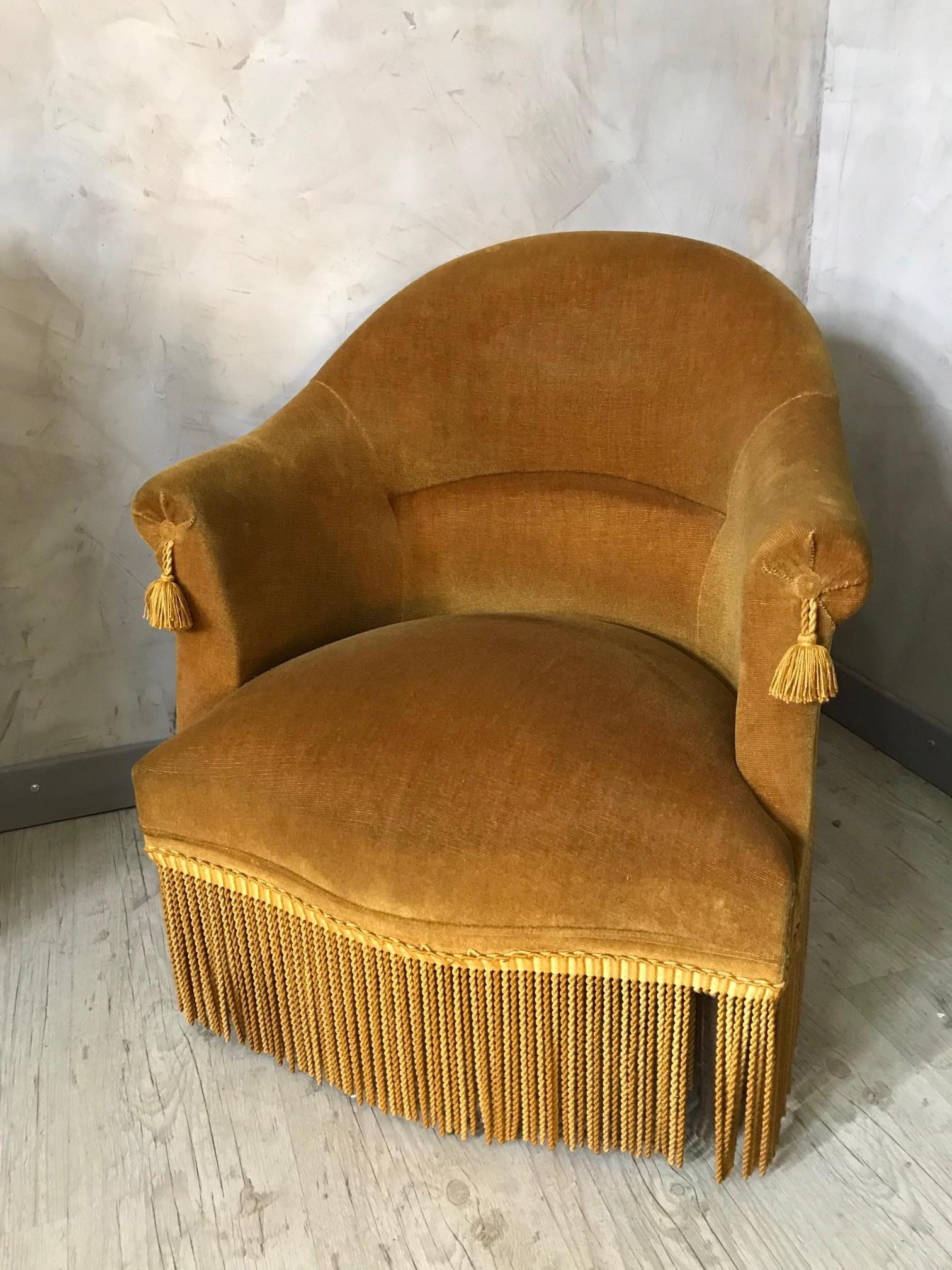 Very nice 20th century French yellow velvet crapaud armchair from the 1940s.
Very comfortable. Fringes and nice velvet. Good condition.
Wooden base.