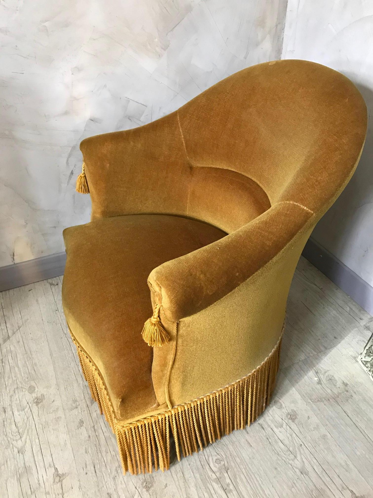 20th Century French Yellow Velvet Crapaud Armchair, 1940s In Good Condition In LEGNY, FR