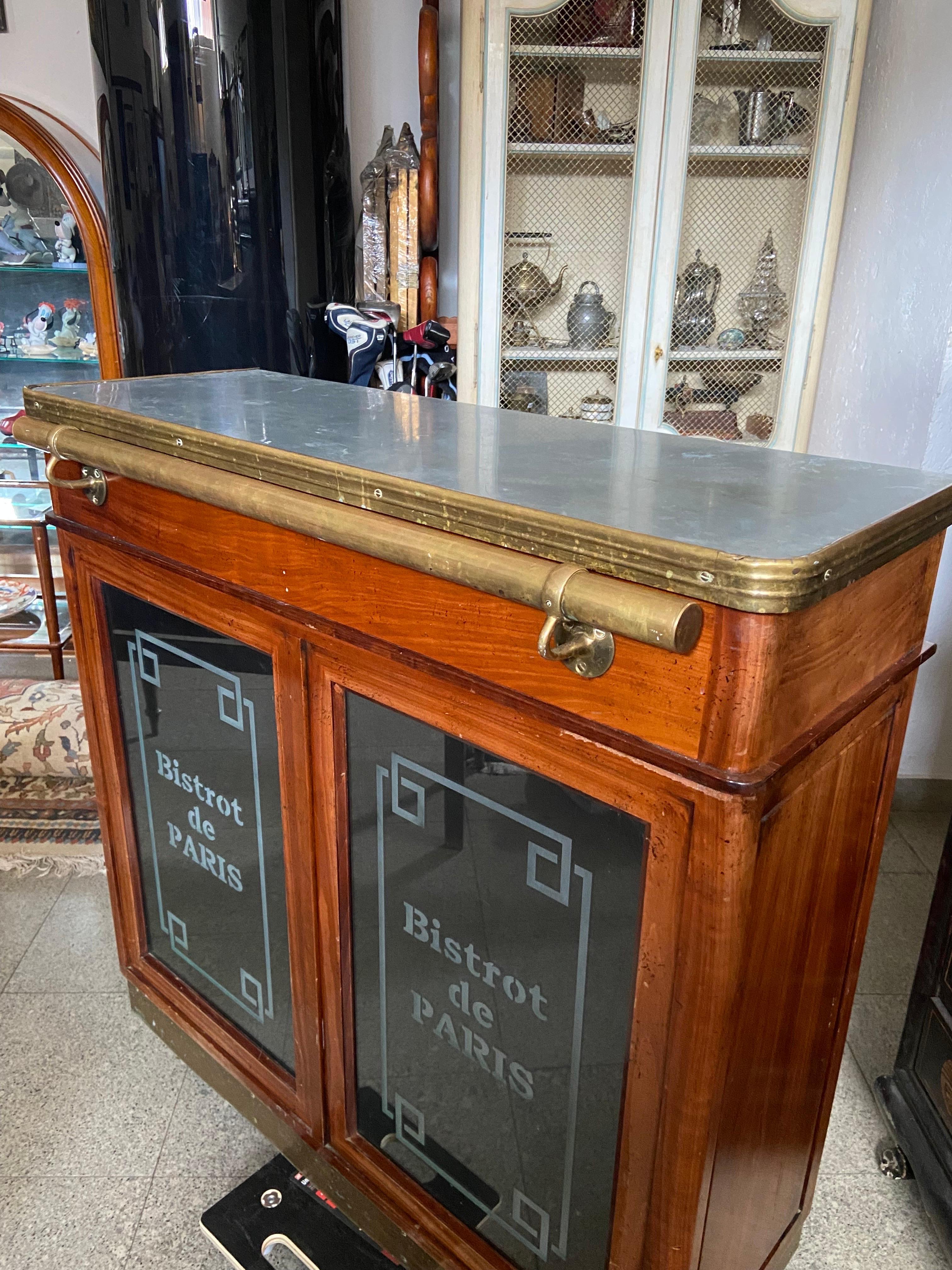 Français Bar français du 20ème siècle en acajou zinc avec portes avant en verre faux