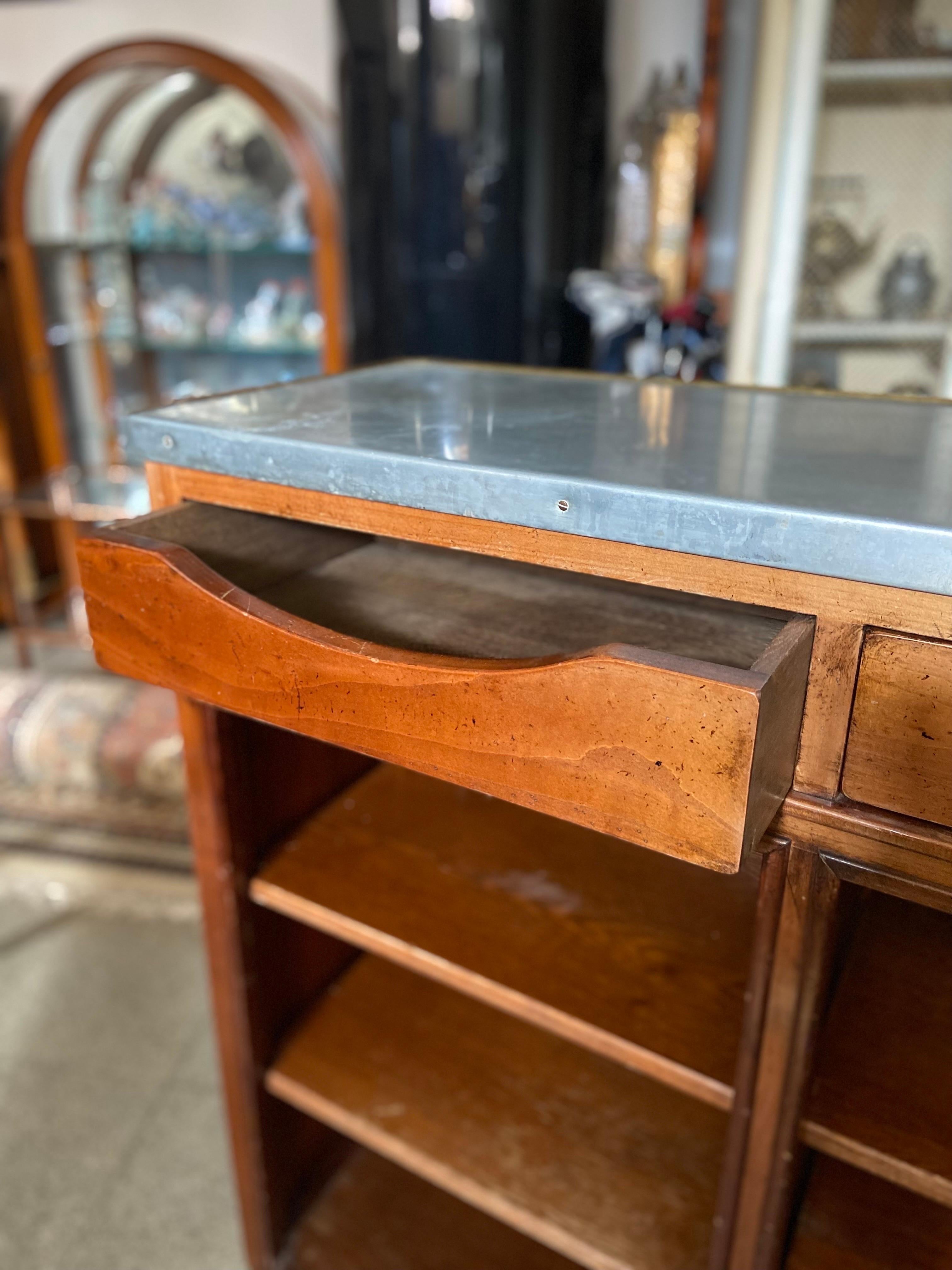 Bar français du 20ème siècle en acajou zinc avec portes avant en verre faux Bon état à Sofia, BG