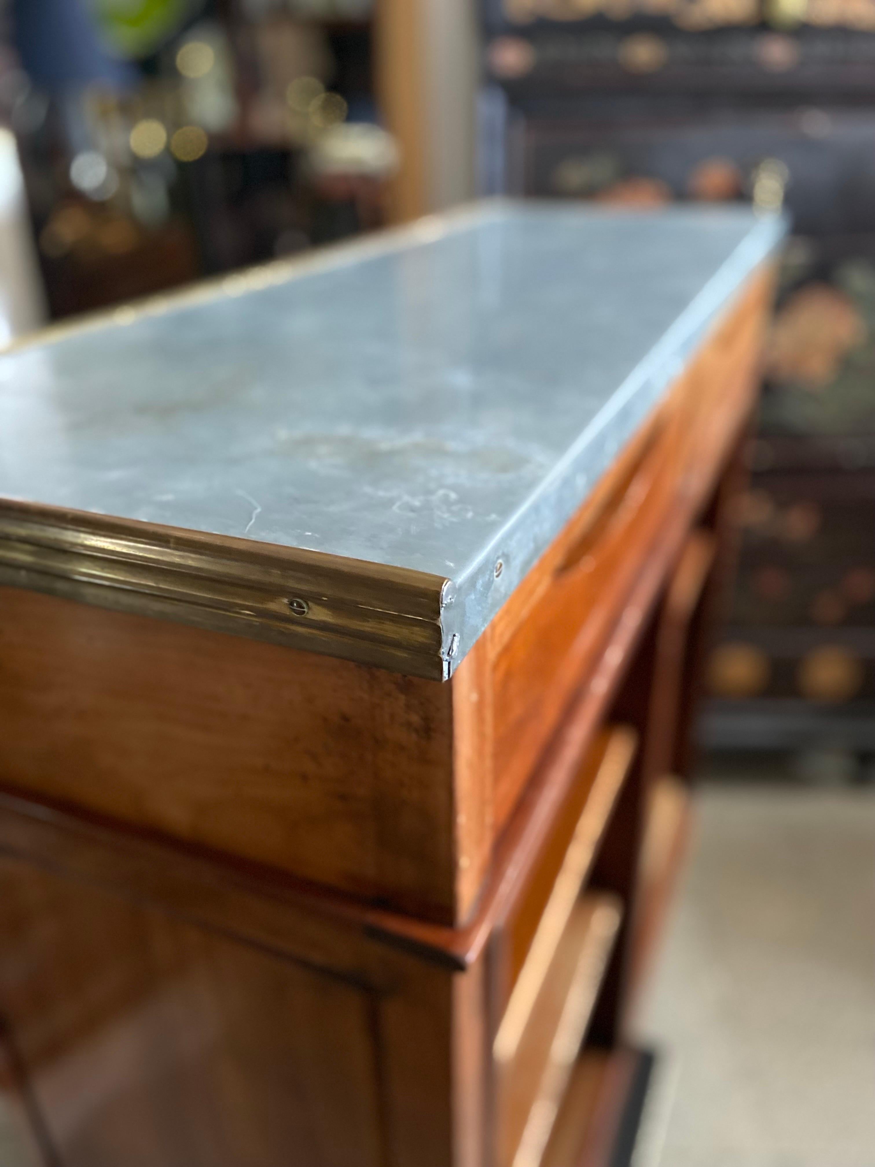 20ième siècle Bar français du 20ème siècle en acajou zinc avec portes avant en verre faux