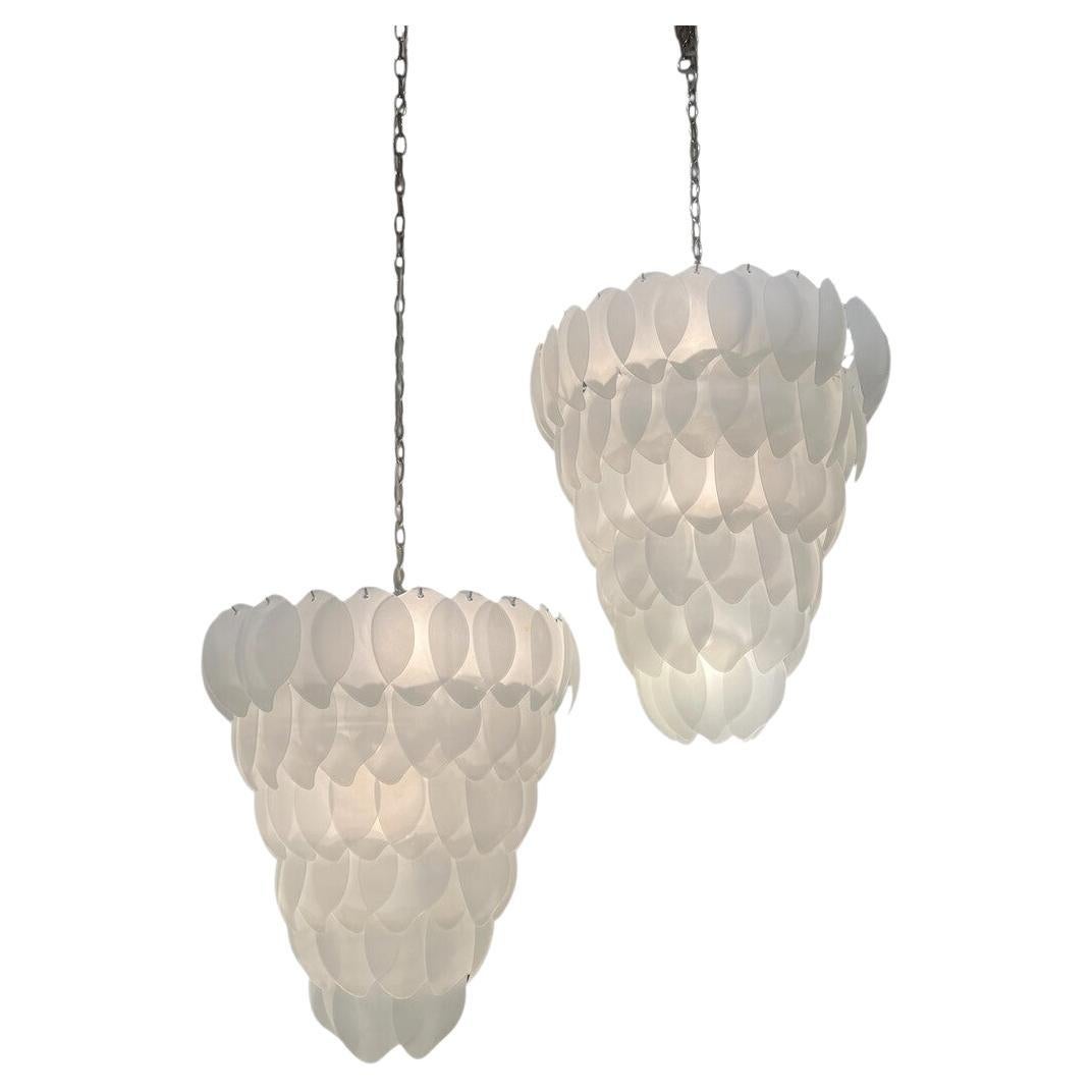 Kronleuchter aus Milchglas des 20. Jahrhunderts (2 verfügbar) im Angebot