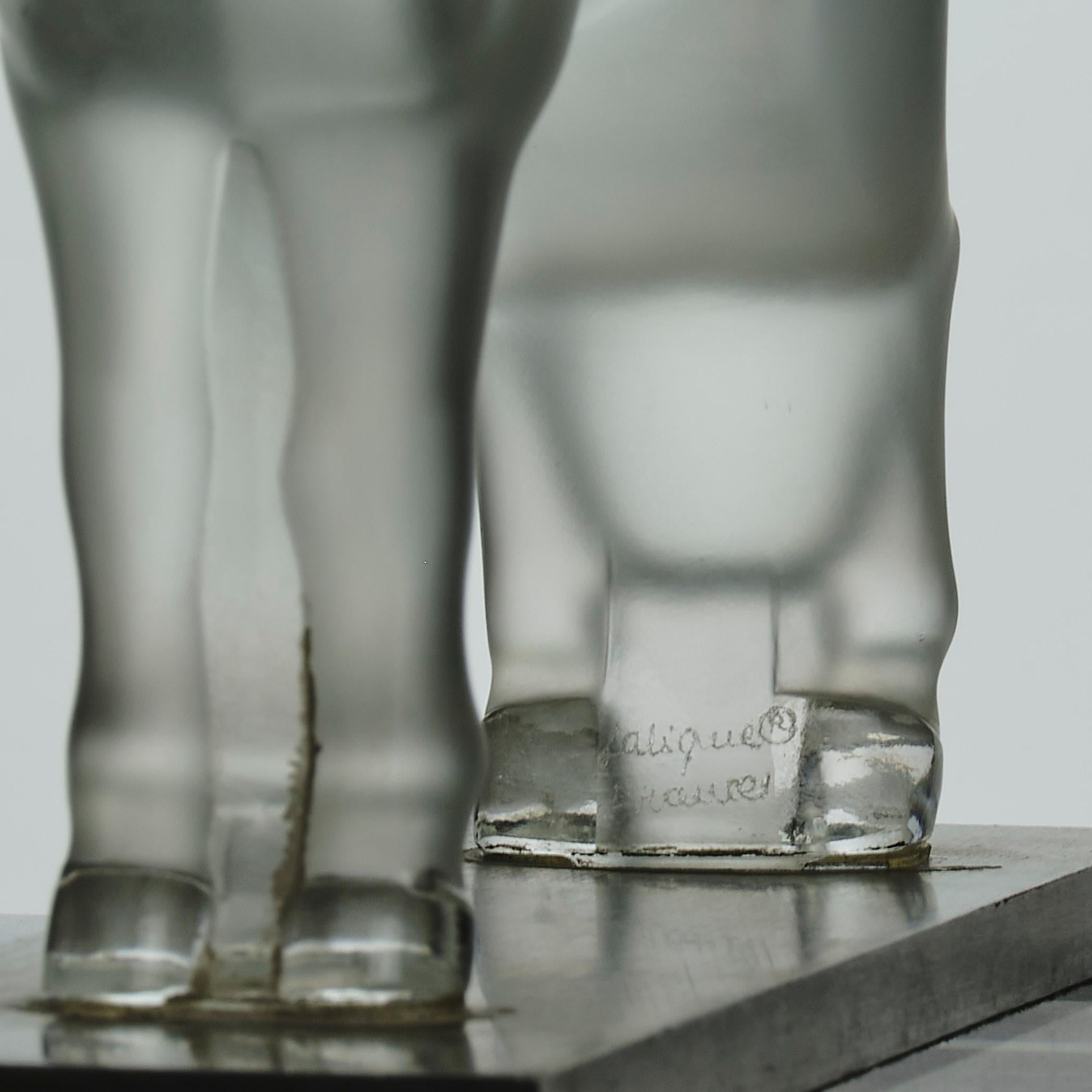 Skulptur aus Milchglas des 20. Jahrhunderts mit dem Titel 