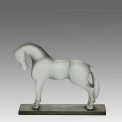 Scultura in vetro smerigliato del XX secolo intitolata "Cheval Debout" di Marc Lalique