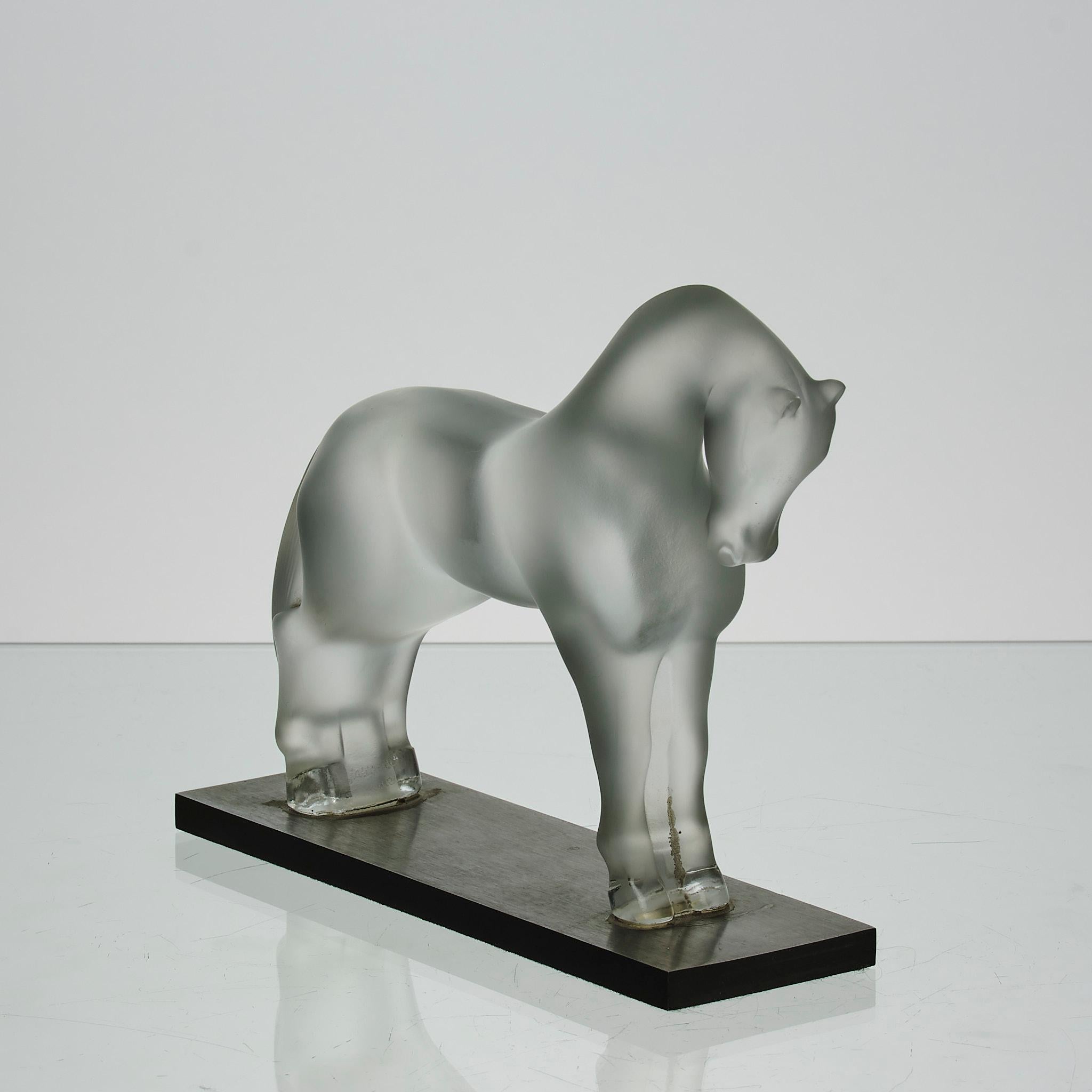 Skulptur aus Milchglas des 20. Jahrhunderts mit dem Titel 