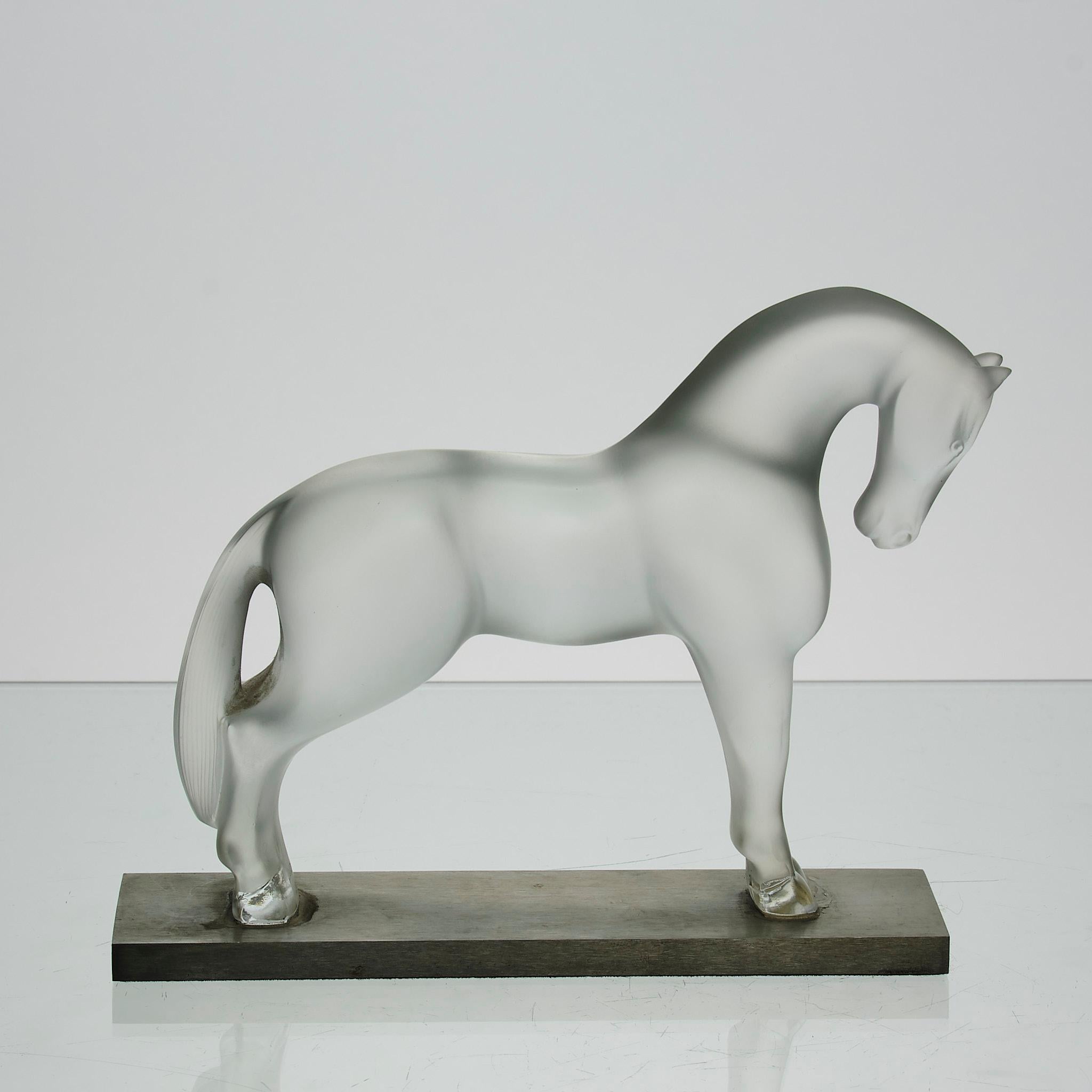 Skulptur aus Milchglas des 20. Jahrhunderts mit dem Titel 