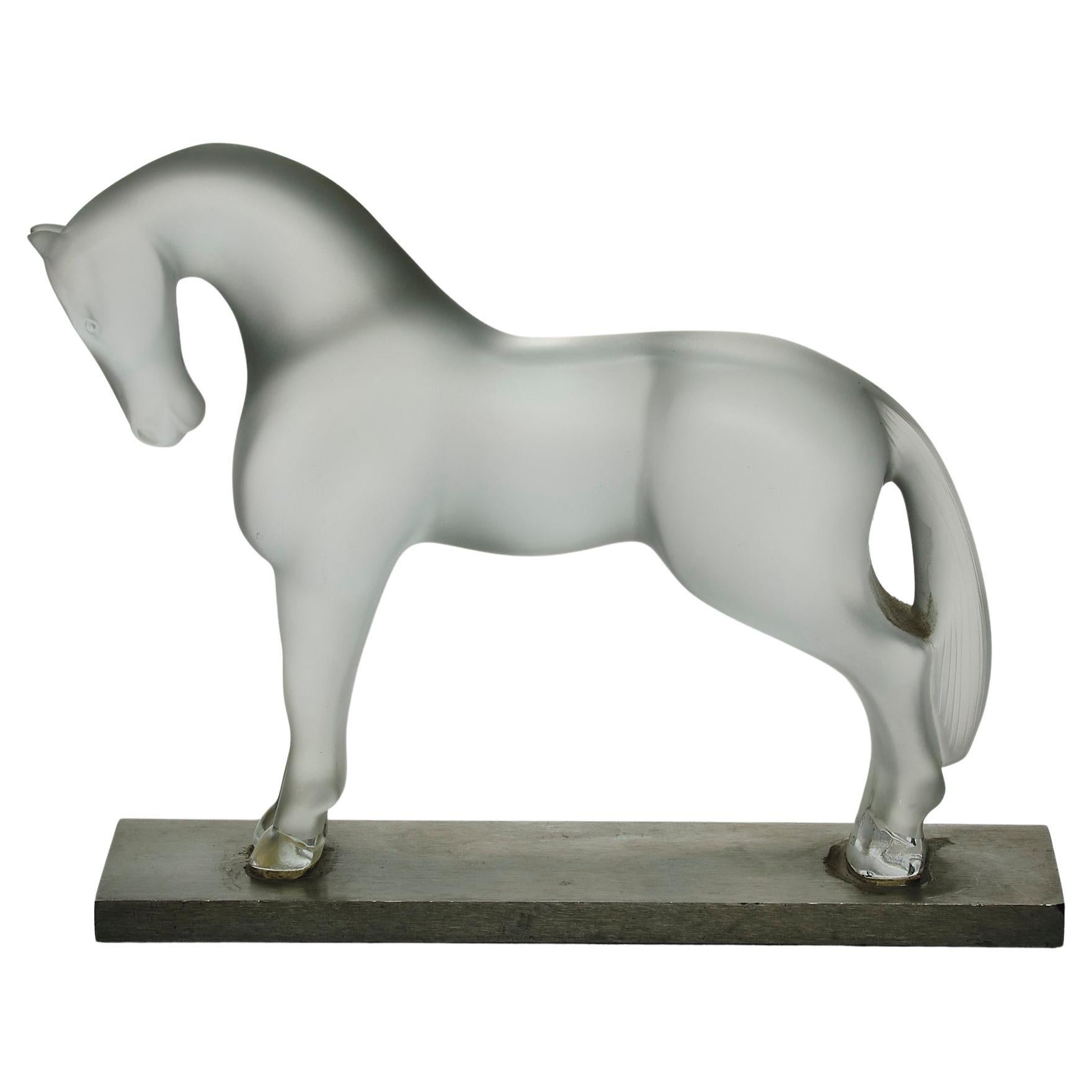 Sculpture en verre dépoli du 20e siècle intitulée "Cheval Debout" par Marc Lalique