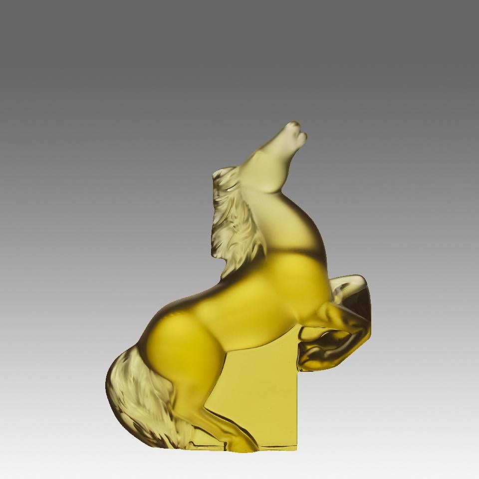 Fabuleuse étude en verre clair et dépoli du milieu du 20e siècle représentant un cheval kazak se cabrant avec  très belle couleur ambre translucide et excellents détails finis à la main, signé Lalique France 

INFORMATIONS COMPLÉMENTAIRES
Hauteur : 