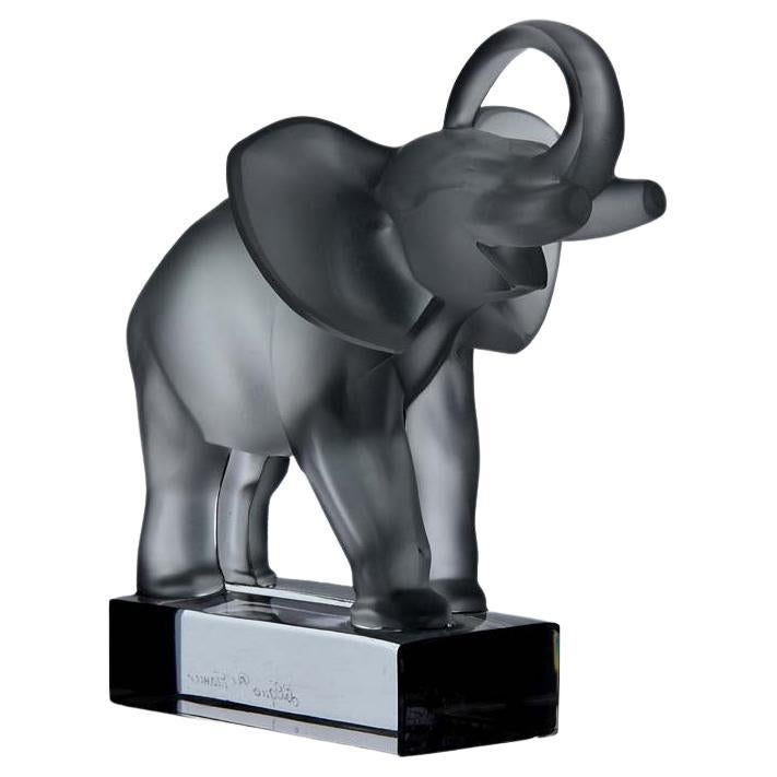 Milchglas-Skulptur eines stehenden Elefanten mit dem Titel „Standing Elephant“ von Lalique, 20. Jahrhundert