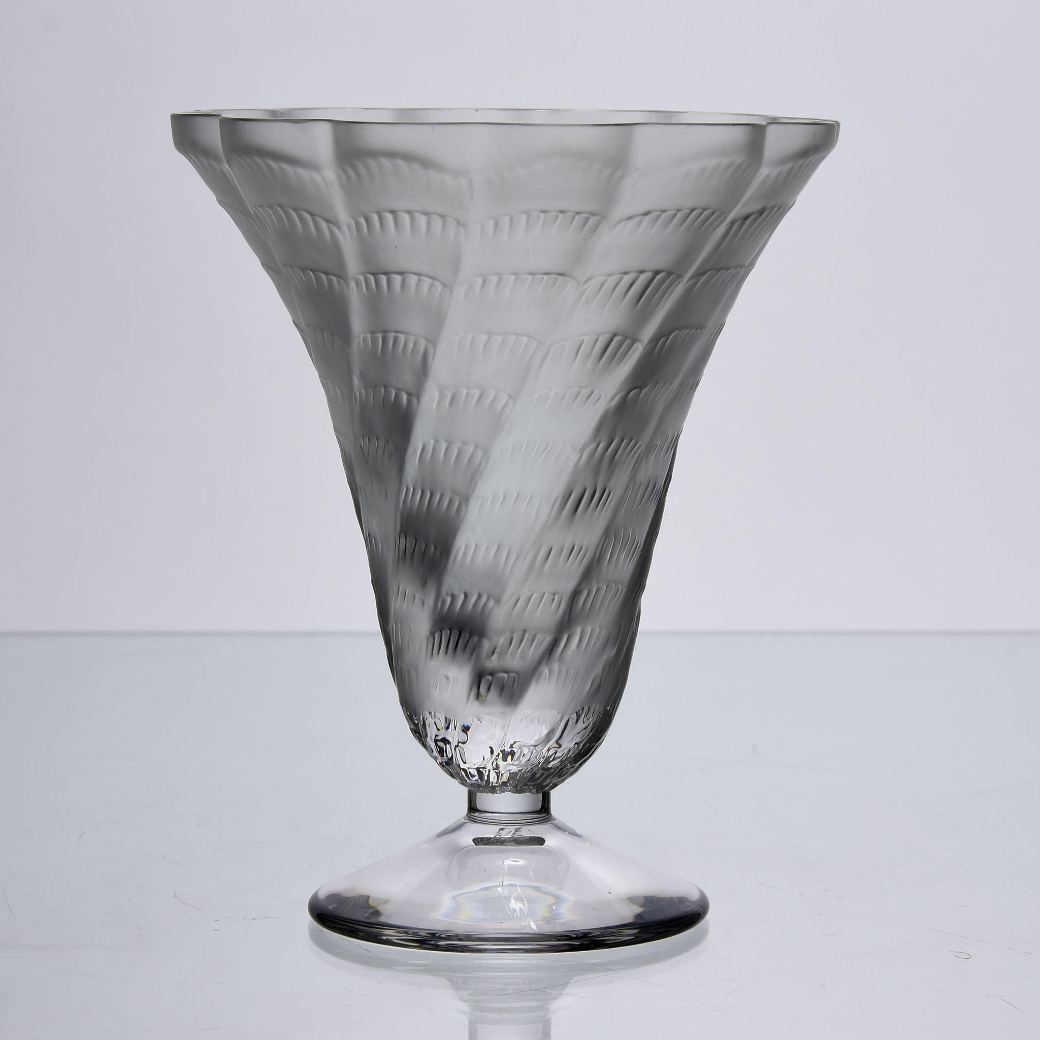 Art déco Vase en verre dépoli du 20ème siècle intitulé 